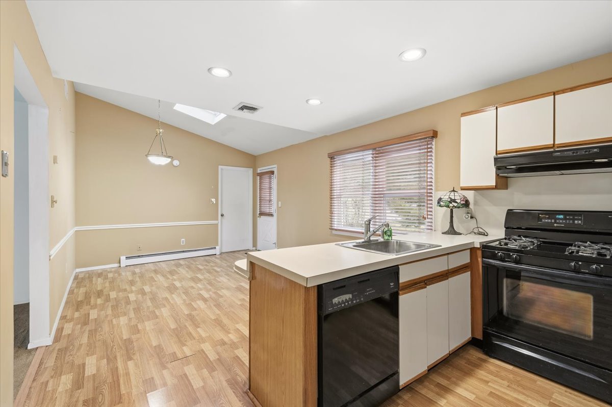 West Islip, New York, 11795, United States, 4 Bedrooms Bedrooms, ,2 BathroomsBathrooms,Residential,For Sale,2008533