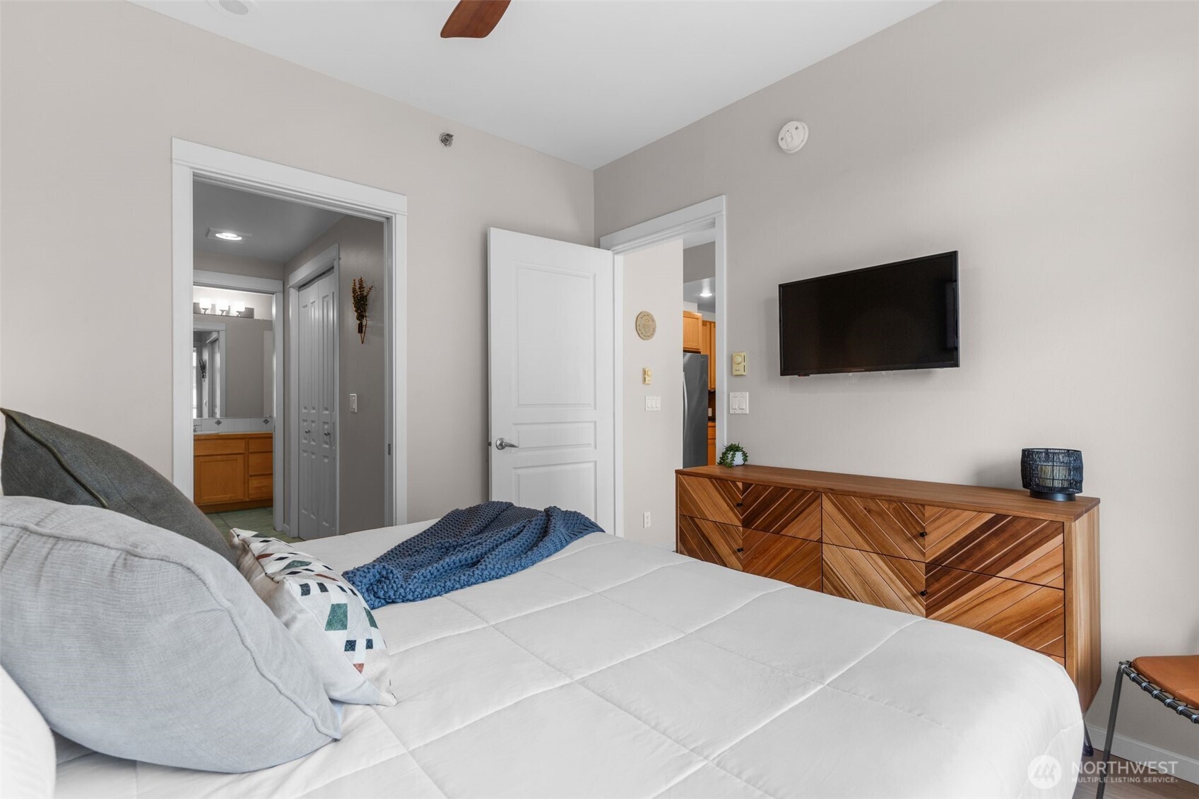 Seattle, Washington, 98121, United States, 1 Bedroom Bedrooms, ,1 BathroomBathrooms,Residential,For Sale,1896299