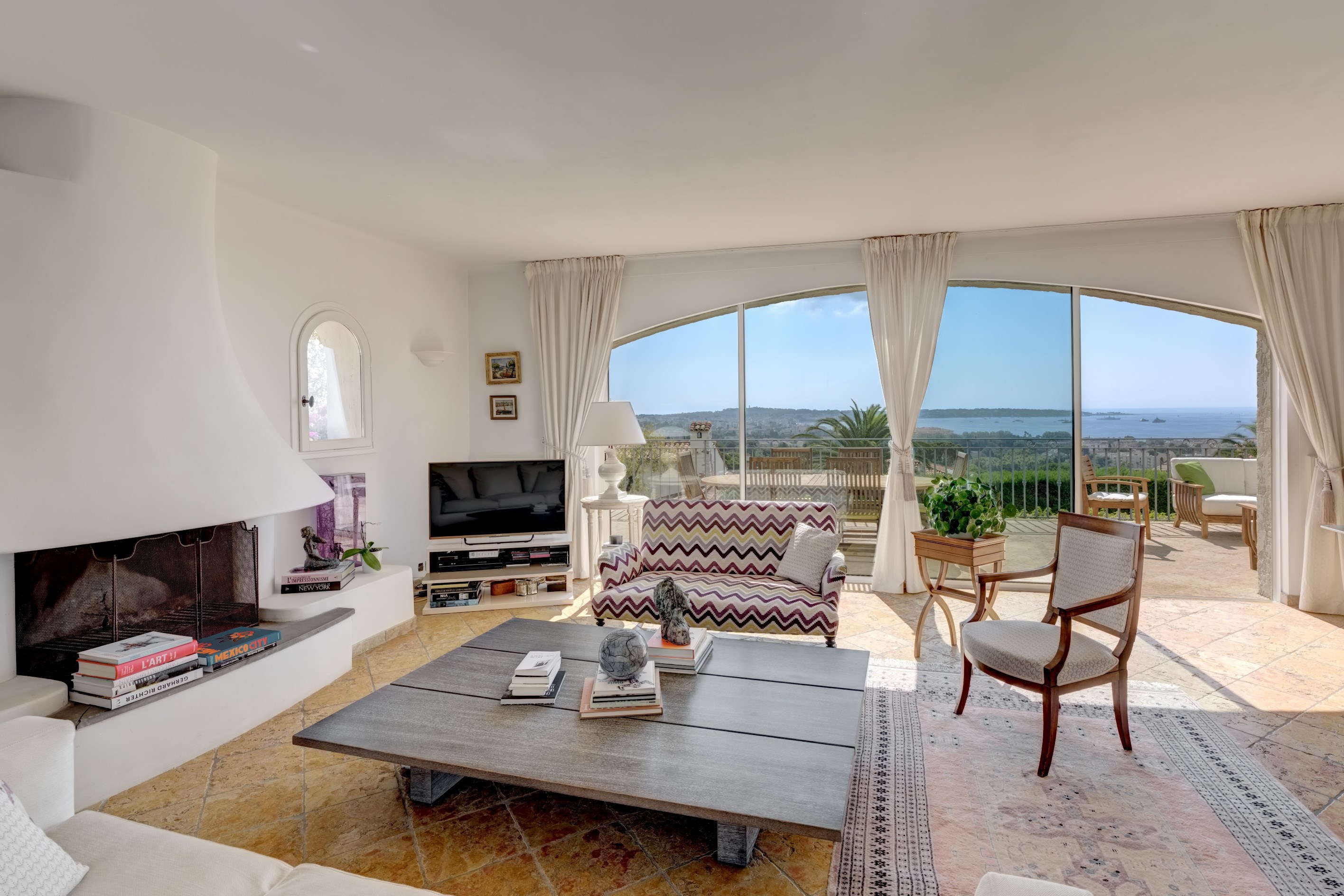  Golfe Juan, contemporary Provençal villa with pool and panoramic sea views - 物件實景