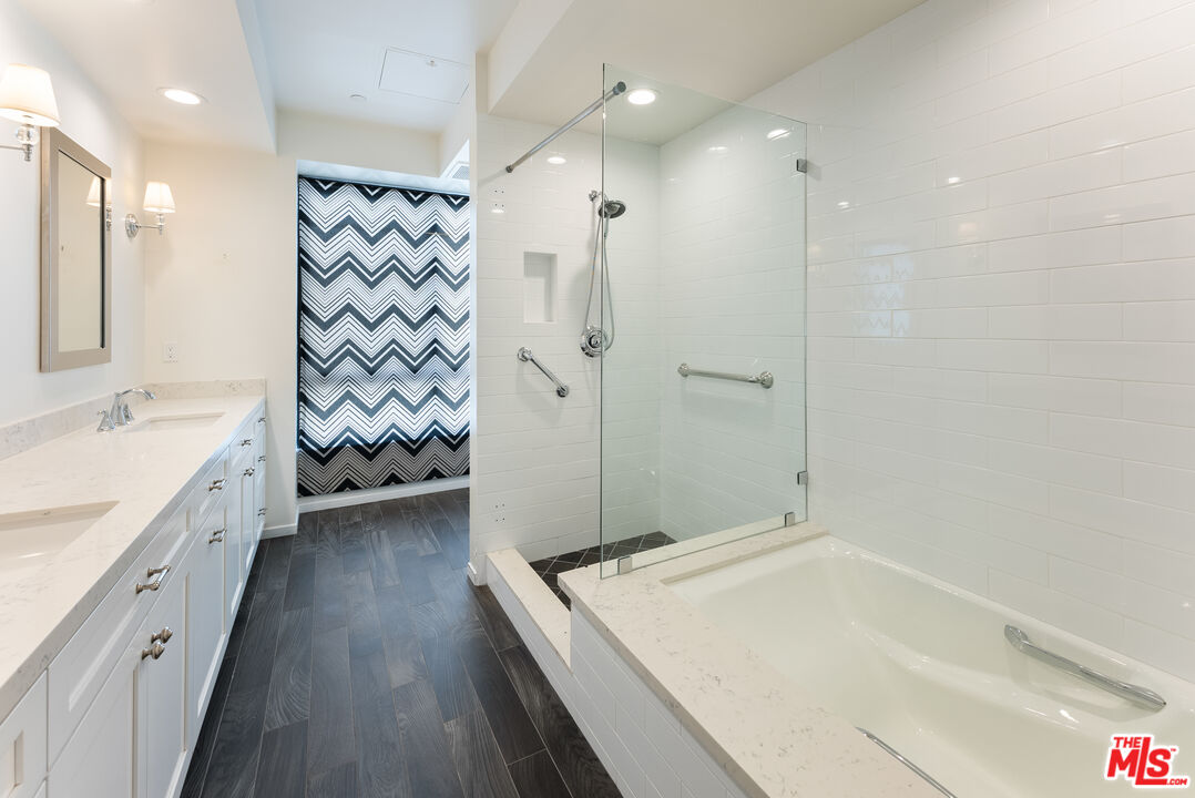 Los Angeles, California, 90024, United States, 2 Bedrooms Bedrooms, ,3 BathroomsBathrooms,Residential,For Sale,1883580