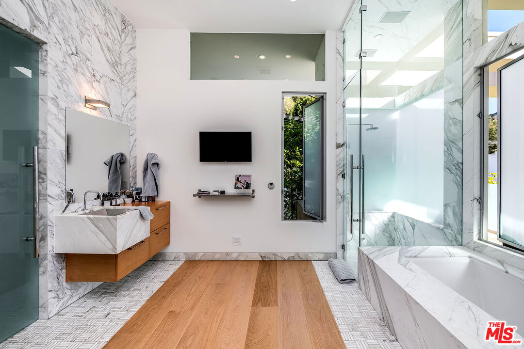 Beverly Hills, California, 90210, United States, 4 Bedrooms Bedrooms, ,5 BathroomsBathrooms,Residential,For Sale,1687212