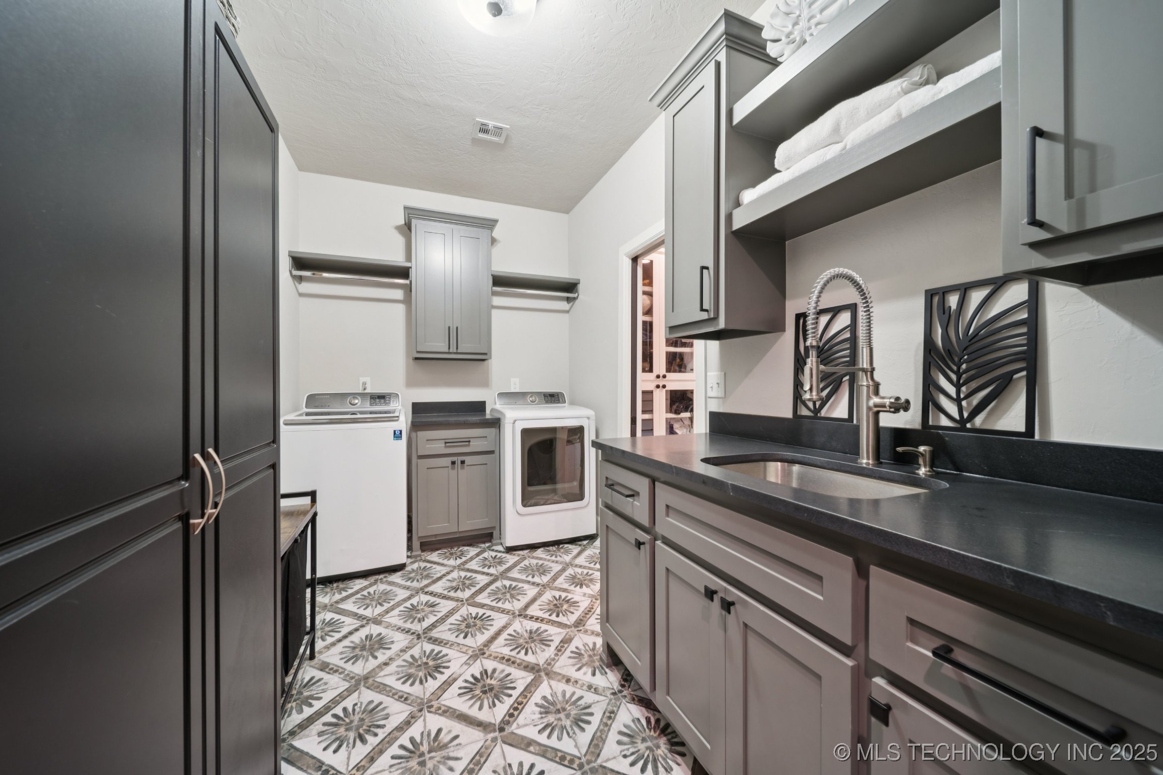 Jenks, Oklahoma, 74037, United States, 4 Bedrooms Bedrooms, ,5 BathroomsBathrooms,Residential,For Sale,1932069