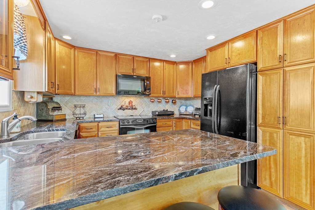 Methuen, Massachusetts, 01844, United States, 3 Bedrooms Bedrooms, ,2 BathroomsBathrooms,Residential,For Sale,1929056