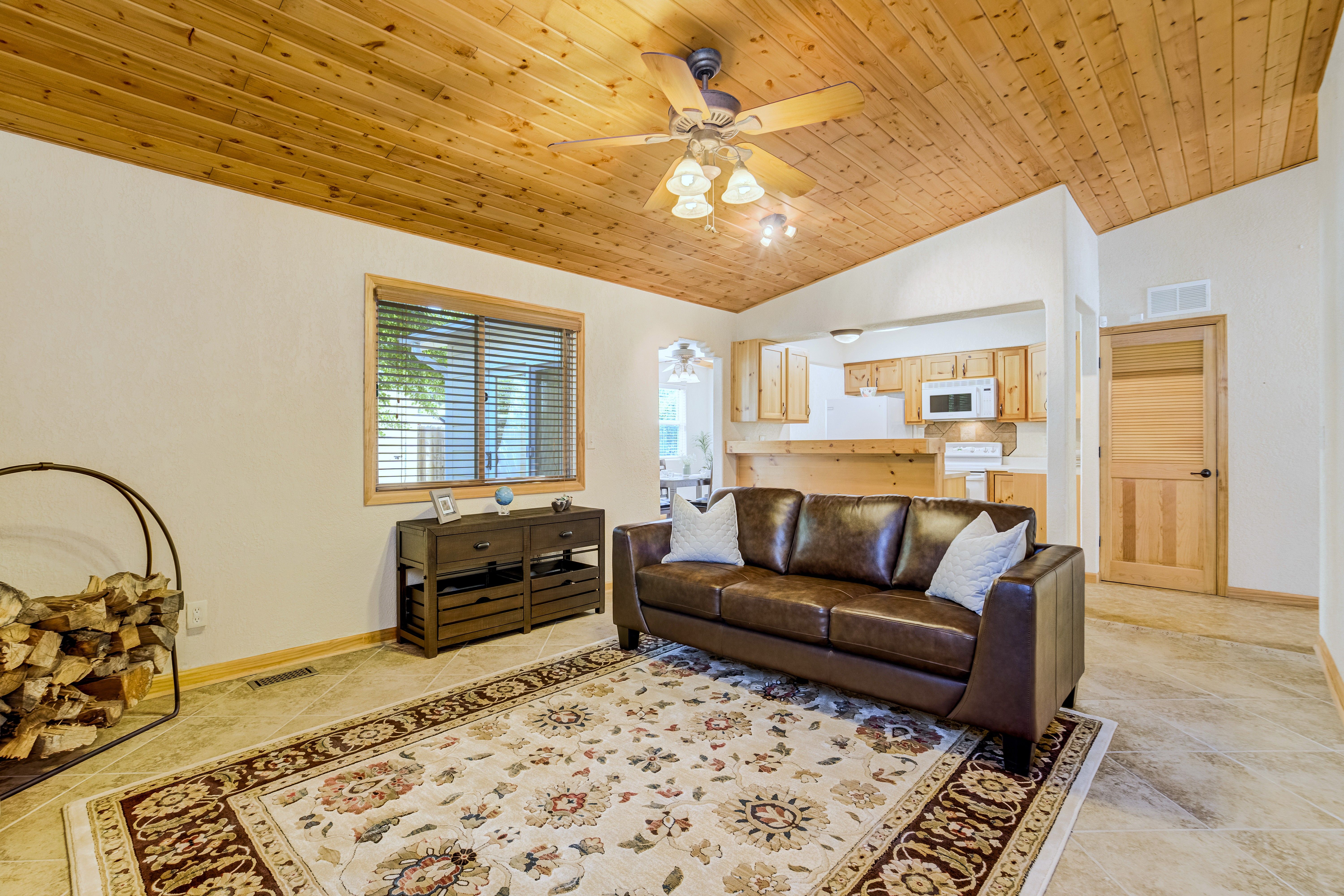 Nestled on a Spacious Corner Lot, Discover Mountain Charm w/ Warm Wood Accents - 物件實景