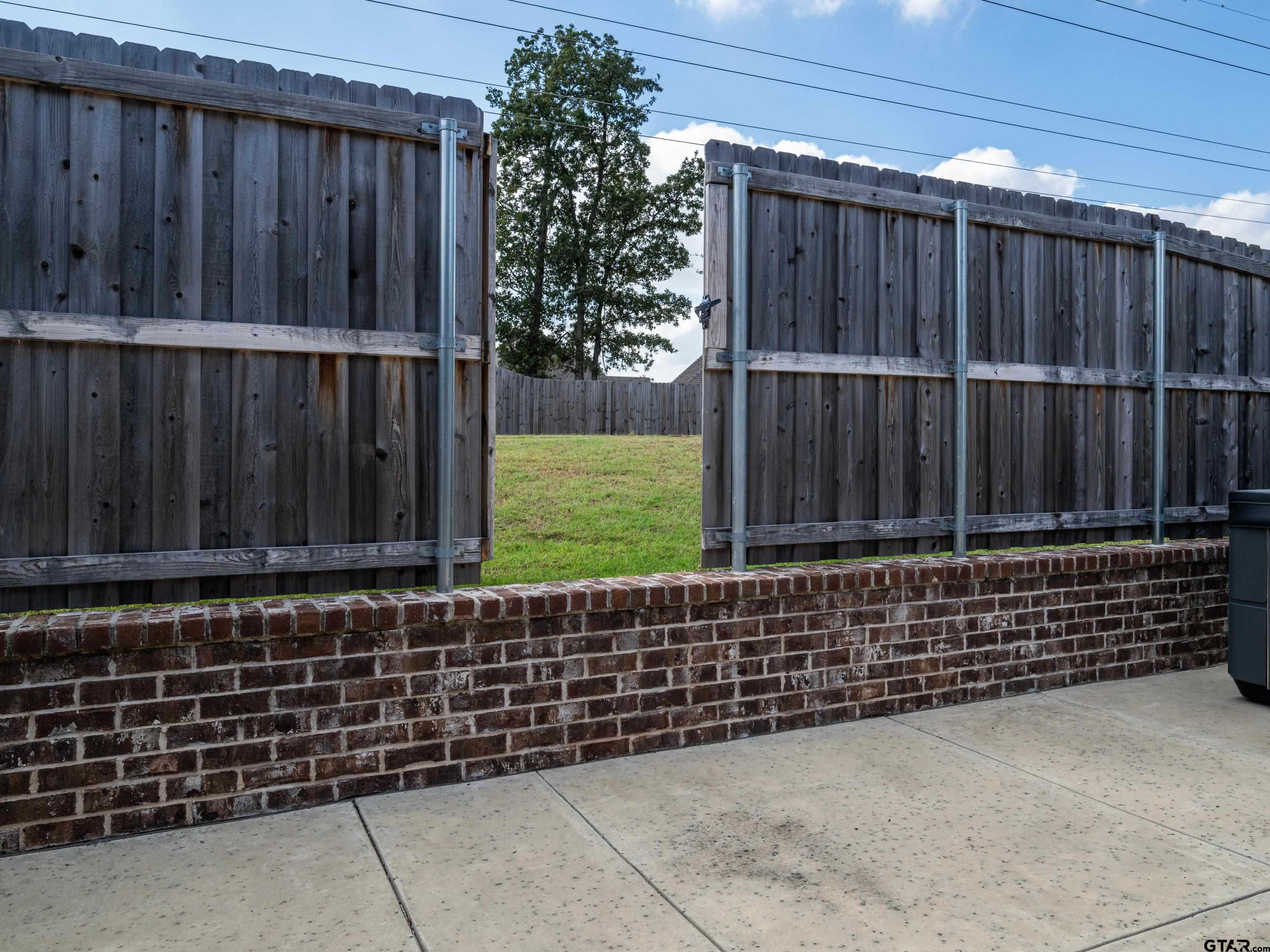 Tyler, Texas, 75703, United States, 3 Bedrooms Bedrooms, ,3 BathroomsBathrooms,Residential,For Sale,1985423