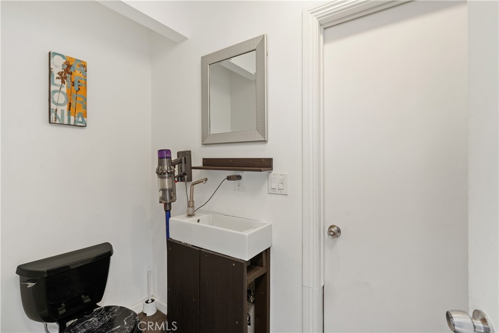 Los Angeles, California, 90068, United States, 2 Bedrooms Bedrooms, ,2 BathroomsBathrooms,Residential,For Sale,1918041