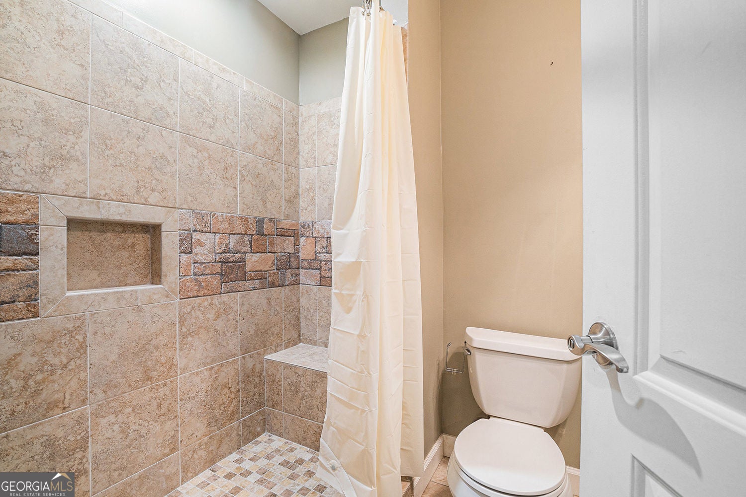 Snellville, Georgia, 30039, United States, 4 Bedrooms Bedrooms, ,5 BathroomsBathrooms,Residential,For Sale,1905137