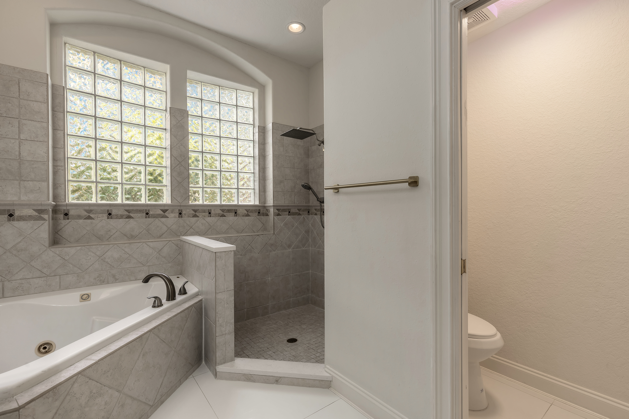 Daytona Beach, Florida, 32124, United States, 5 Bedrooms Bedrooms, ,4 BathroomsBathrooms,Residential,For Sale,2006264