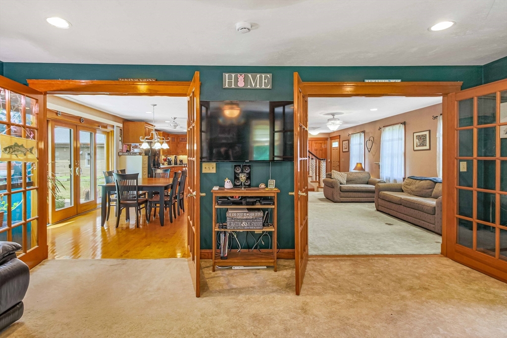 Sutton, Massachusetts, 01590, United States, 3 Bedrooms Bedrooms, ,3 BathroomsBathrooms,Residential,For Sale,1982878