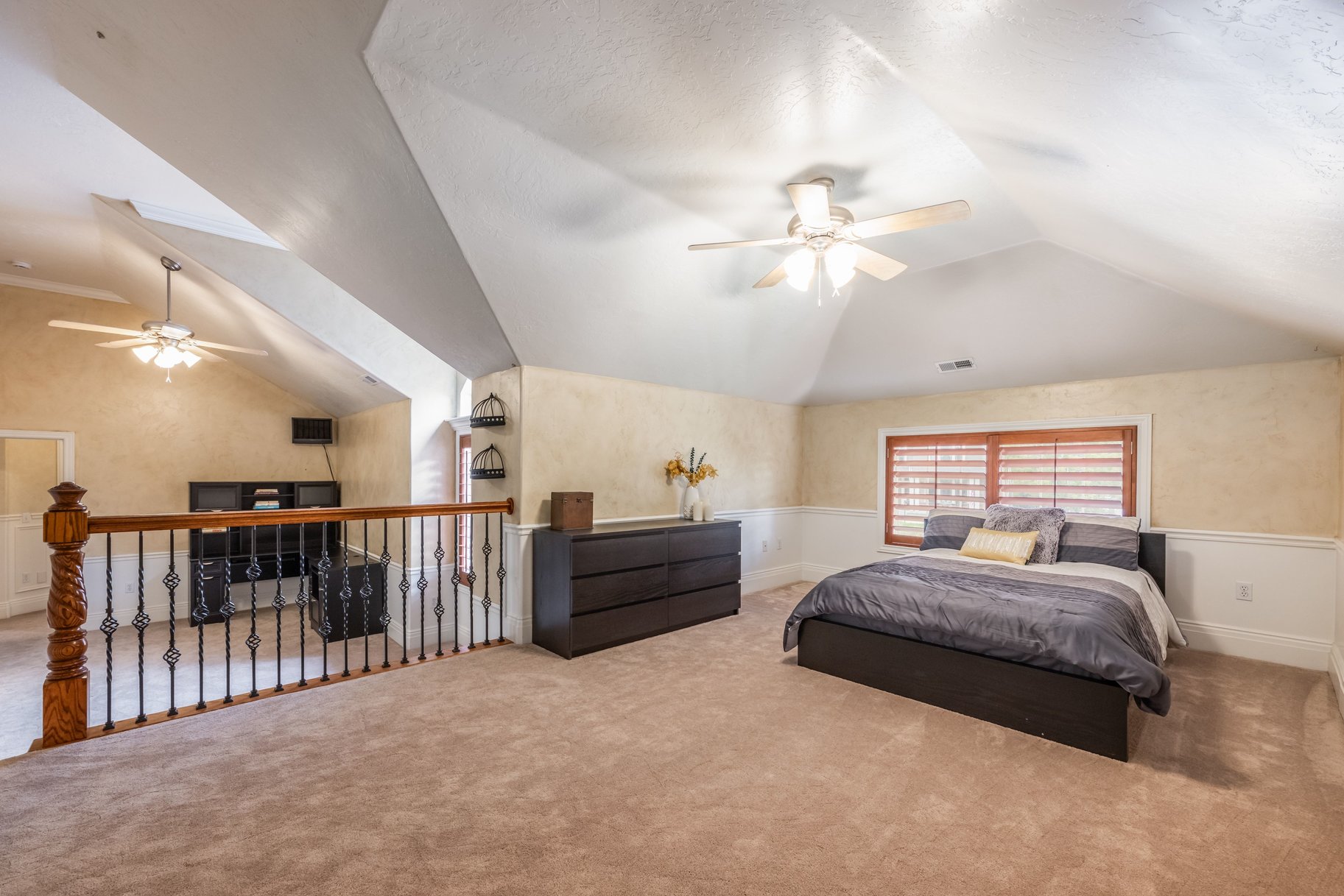  Stately Gated-Community Estate on Nearly Half an Acre: Vaulted Ceilings, Valley - 物件實景