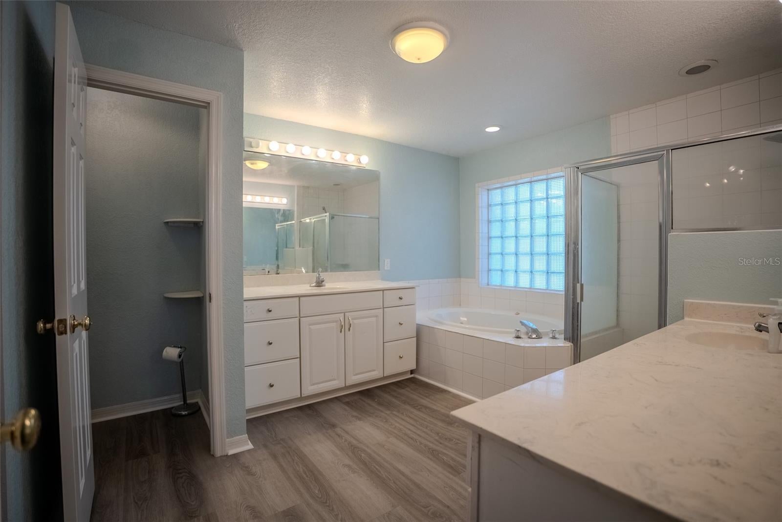 LADY LAKE, Florida, 32159, United States, 5 Bedrooms Bedrooms, ,3 BathroomsBathrooms,Residential,For Sale,1850305