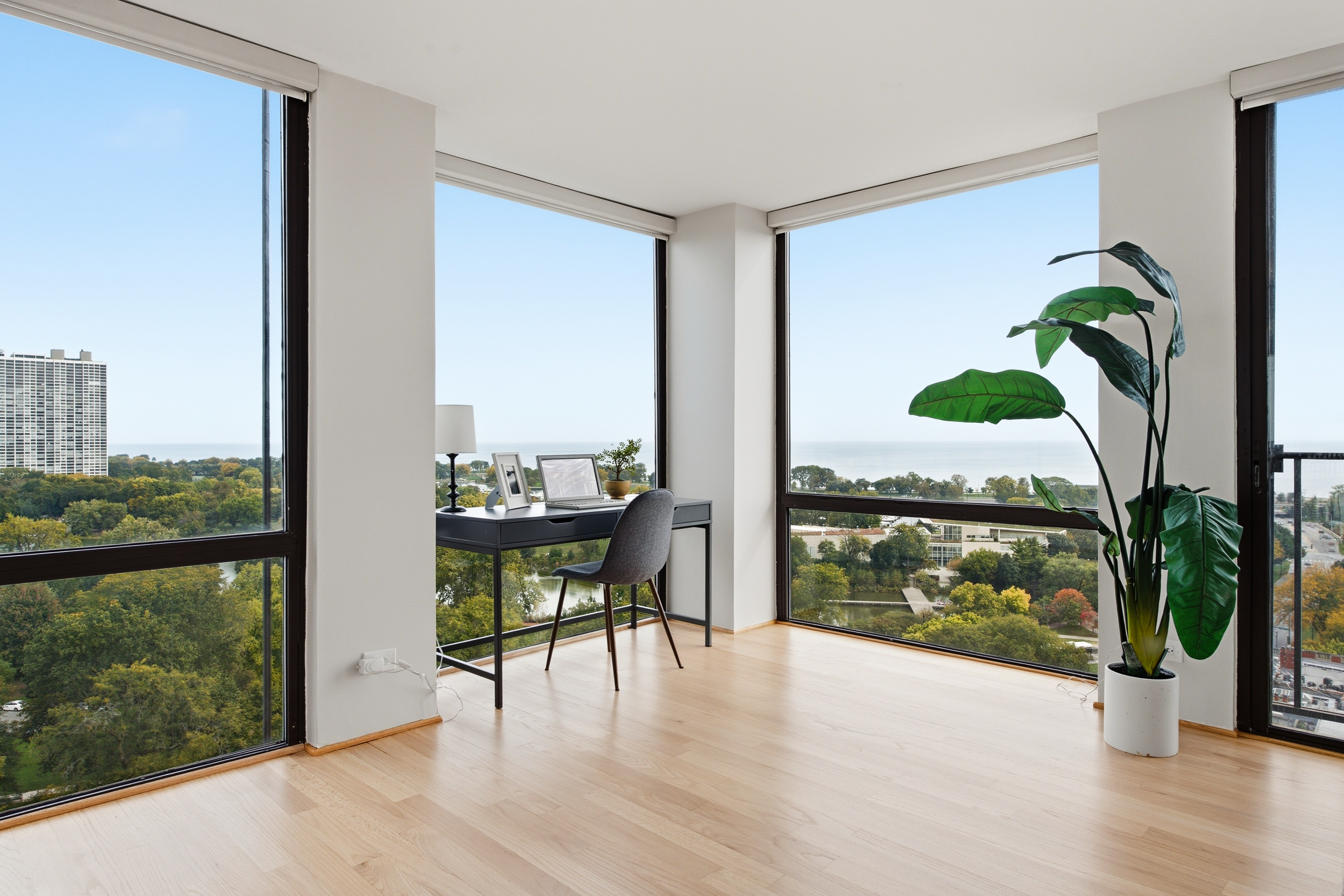  Spectacular 2-bedroom, 2-bath Corner Residence Perched High Above Lincoln Park - 物件實景