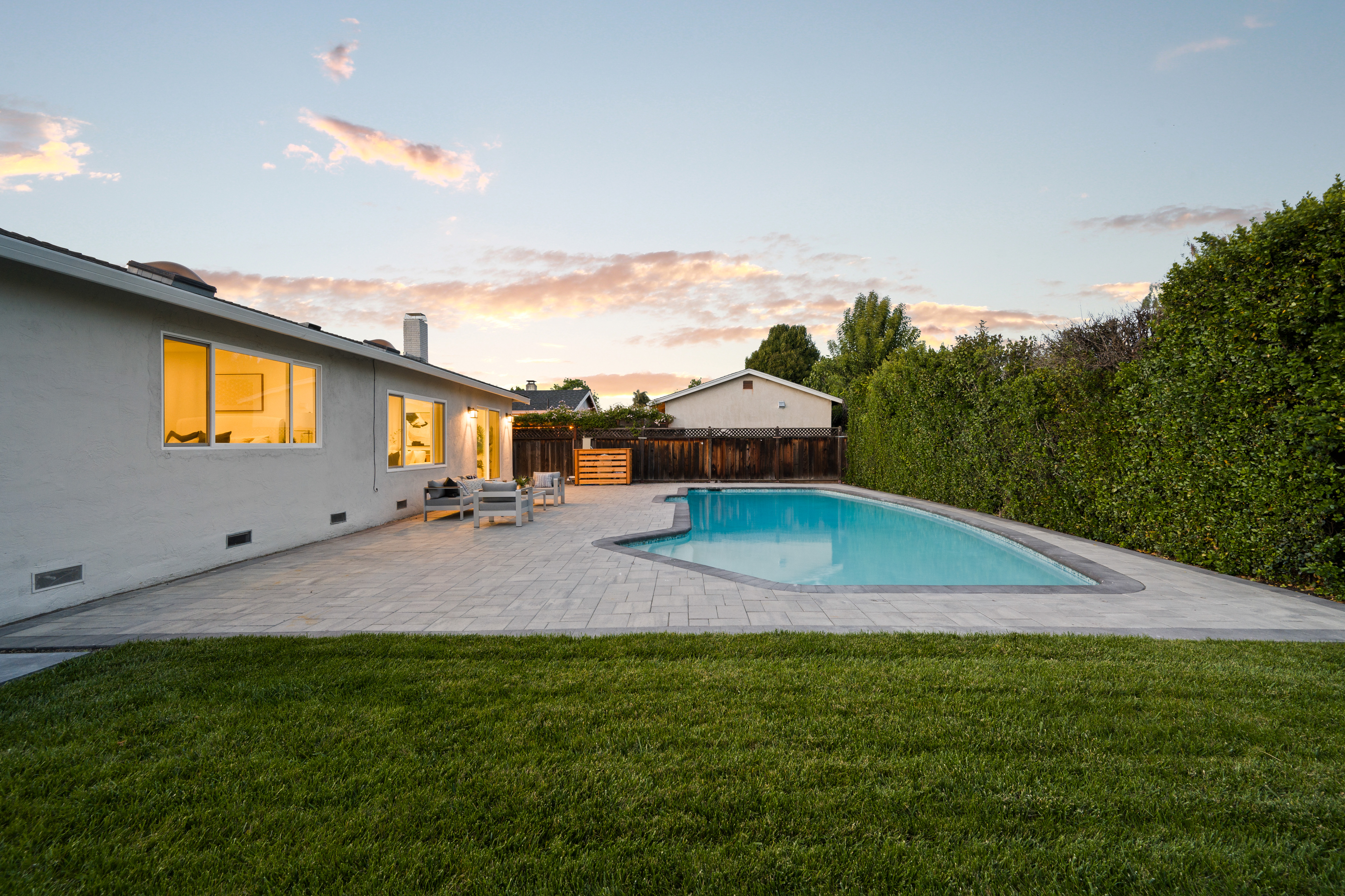  Exceptional Designer Remodel with Resort-Inspired Backyard Retreat - 物件實景
