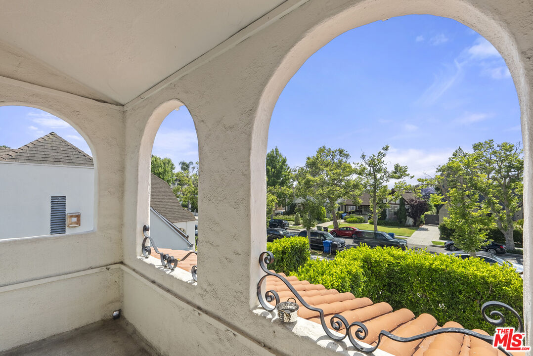 Los Angeles, California, 90036, United States, 4 Bedrooms Bedrooms, ,3 BathroomsBathrooms,Residential,For Sale,1849800