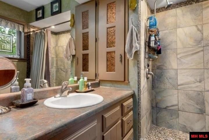 Mountain Home, Arkansas, 72653, United States, 5 Bedrooms Bedrooms, ,4 BathroomsBathrooms,Residential,For Sale,1899496