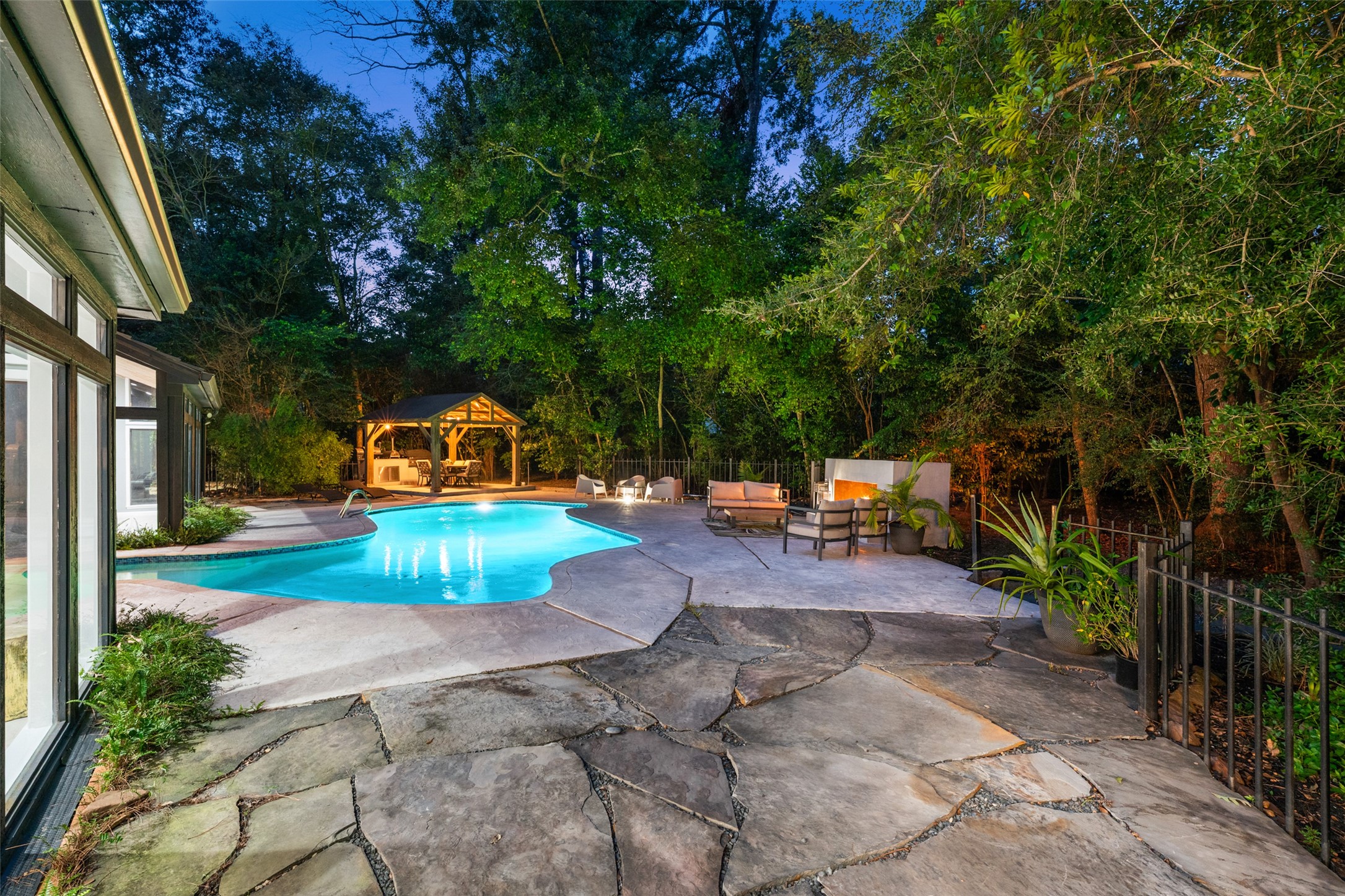  2411 Oakbank Drive - 物件實景