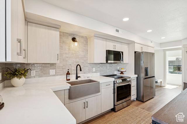 Bountiful, Utah, 84010, United States, 2 Bedrooms Bedrooms, ,3 BathroomsBathrooms,Residential,For Sale,1979748