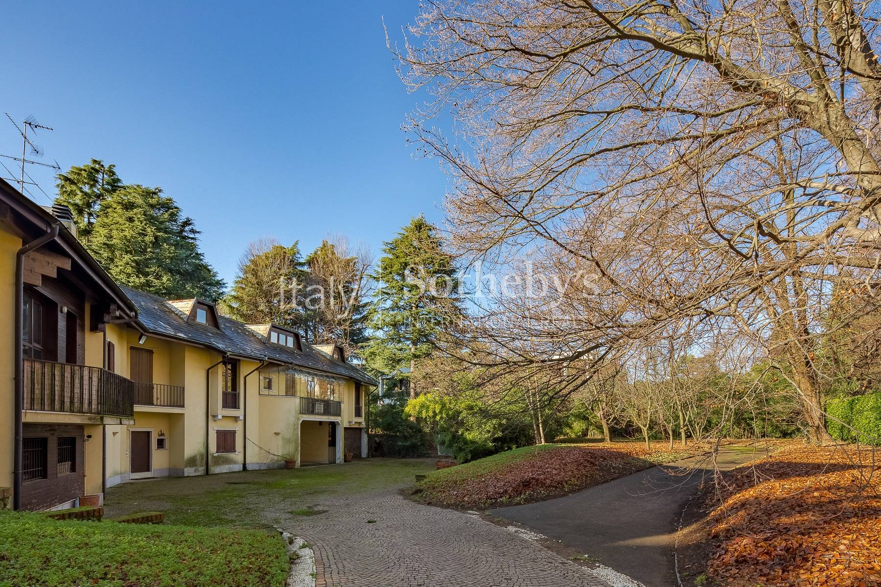  Villa with park and swimming pool in Carimate - 物件實景