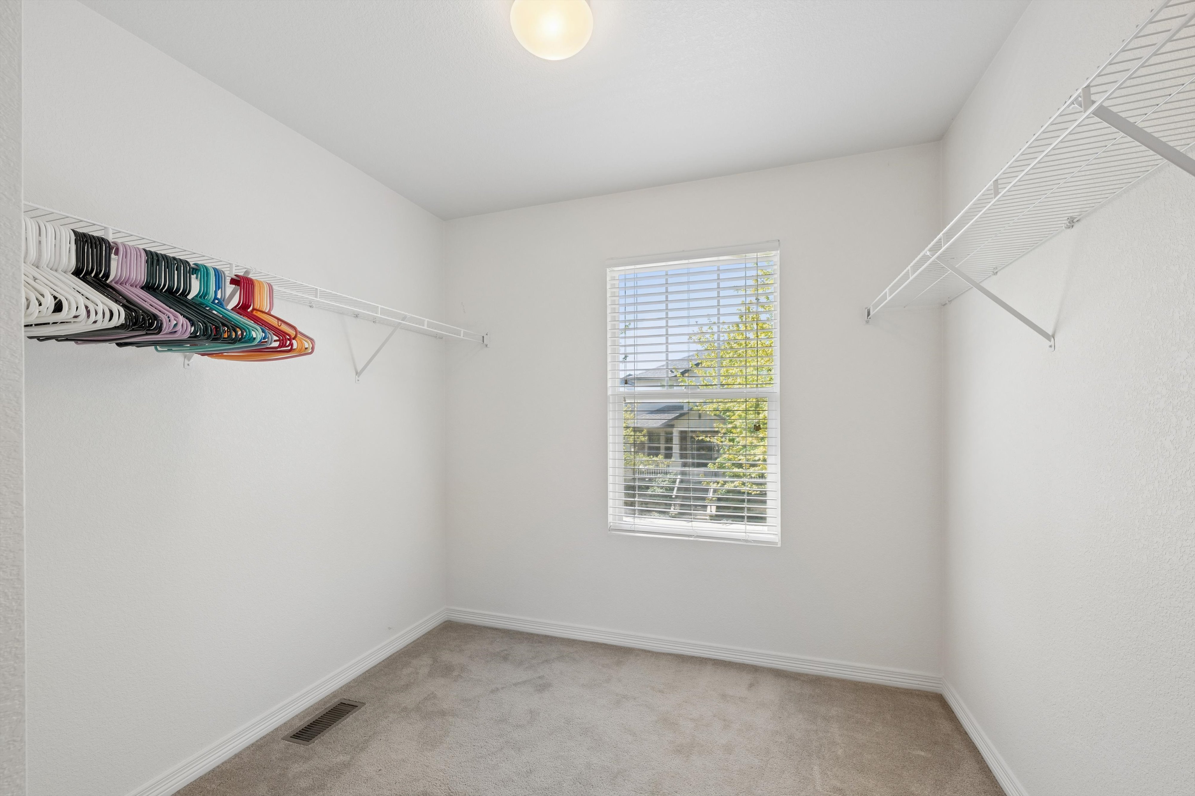  Beautiful 3-Bedroom, 3-Bath Home On A Charming Tree-Lined Street - 物件實景