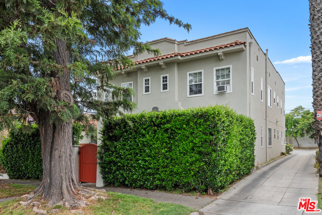 Los Angeles, California, 90019, United States, 6 Bedrooms Bedrooms, ,Residential,For Sale,1908523