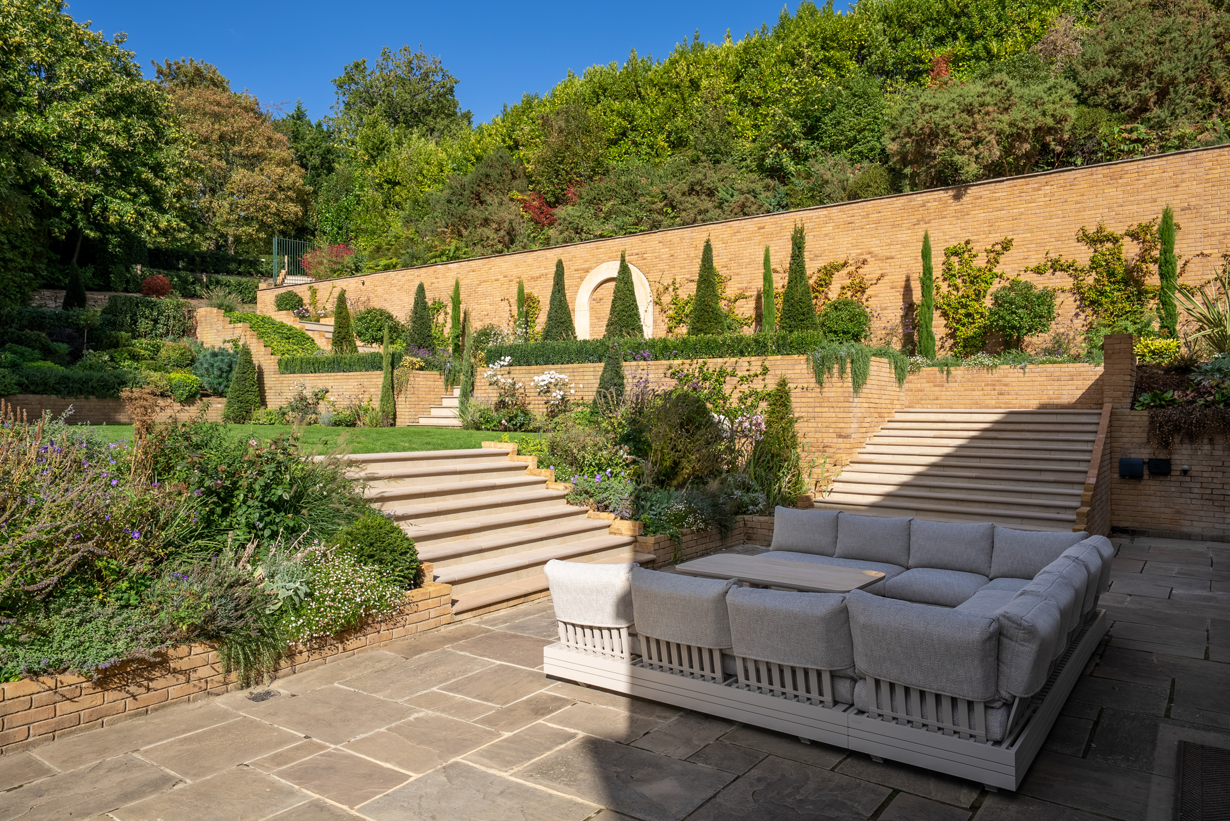  A six-bedroom St George’s Hill house with a private spa and rising-floor pool - 物件實景