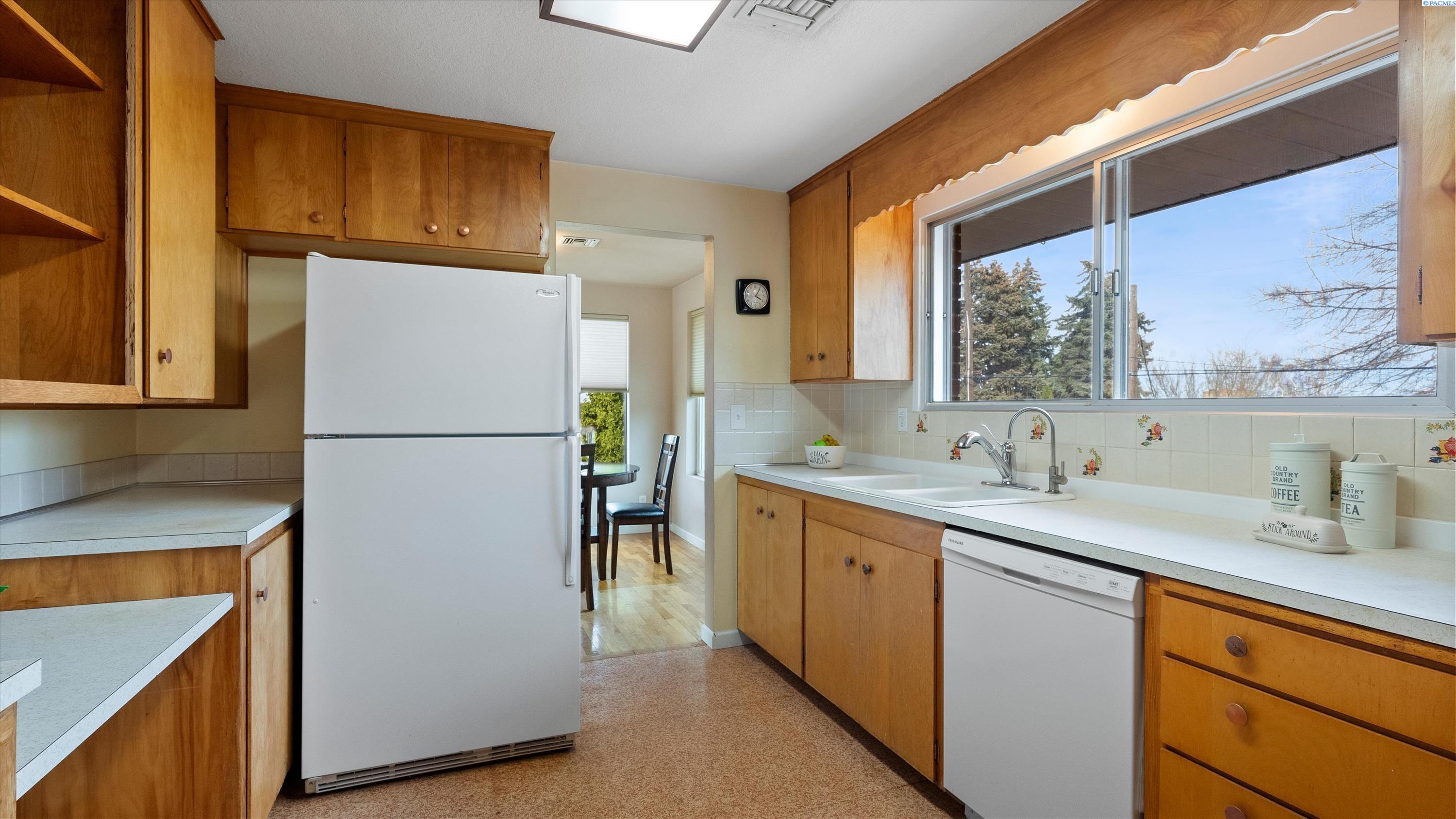 Kennewick, Washington, 99337, United States, 4 Bedrooms Bedrooms, ,2 BathroomsBathrooms,Residential,For Sale,1939902