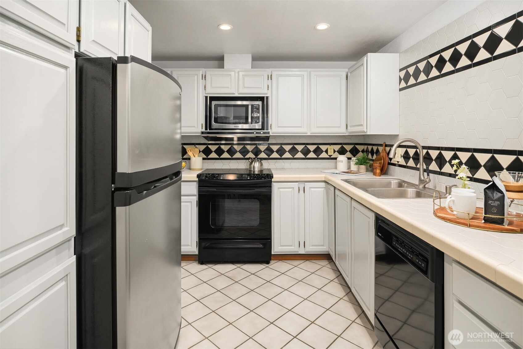 Seattle, Washington, 98109, United States, 2 Bedrooms Bedrooms, ,1 BathroomBathrooms,Residential,For Sale,1903752