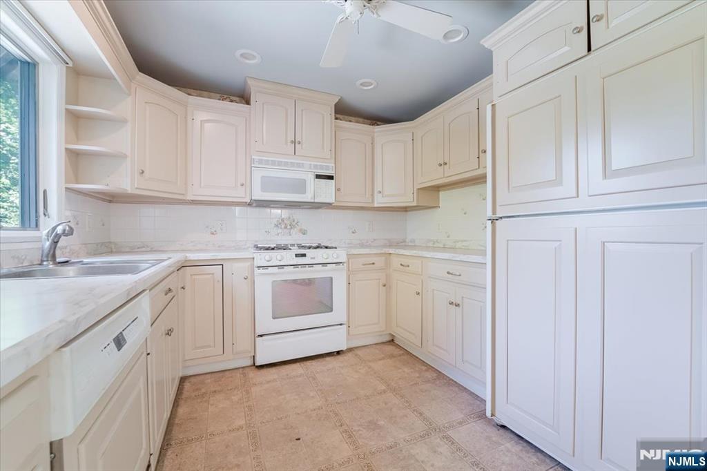 Wyckoff, New Jersey, 07481, United States, 5 Bedrooms Bedrooms, ,3 BathroomsBathrooms,Residential,For Sale,1920026