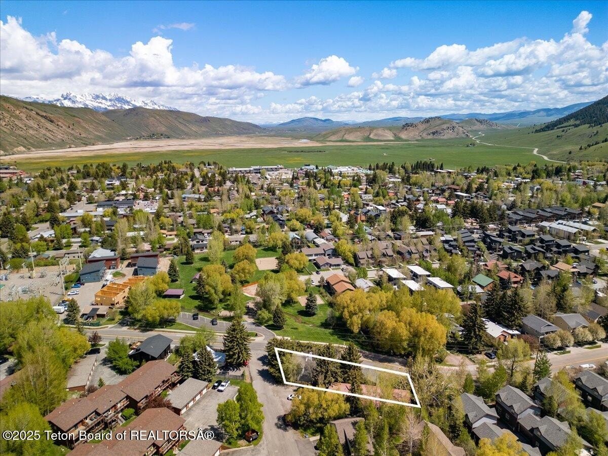 Jackson, Wyoming, 83001, United States, 3 Bedrooms Bedrooms, ,2 BathroomsBathrooms,Residential,For Sale,1979922