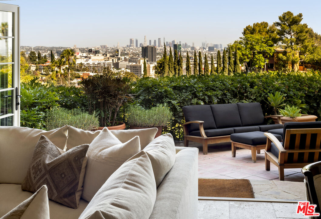 Los Angeles, California, 90068, United States, 4 Bedrooms Bedrooms, ,5 BathroomsBathrooms,Residential,For Sale,1910908