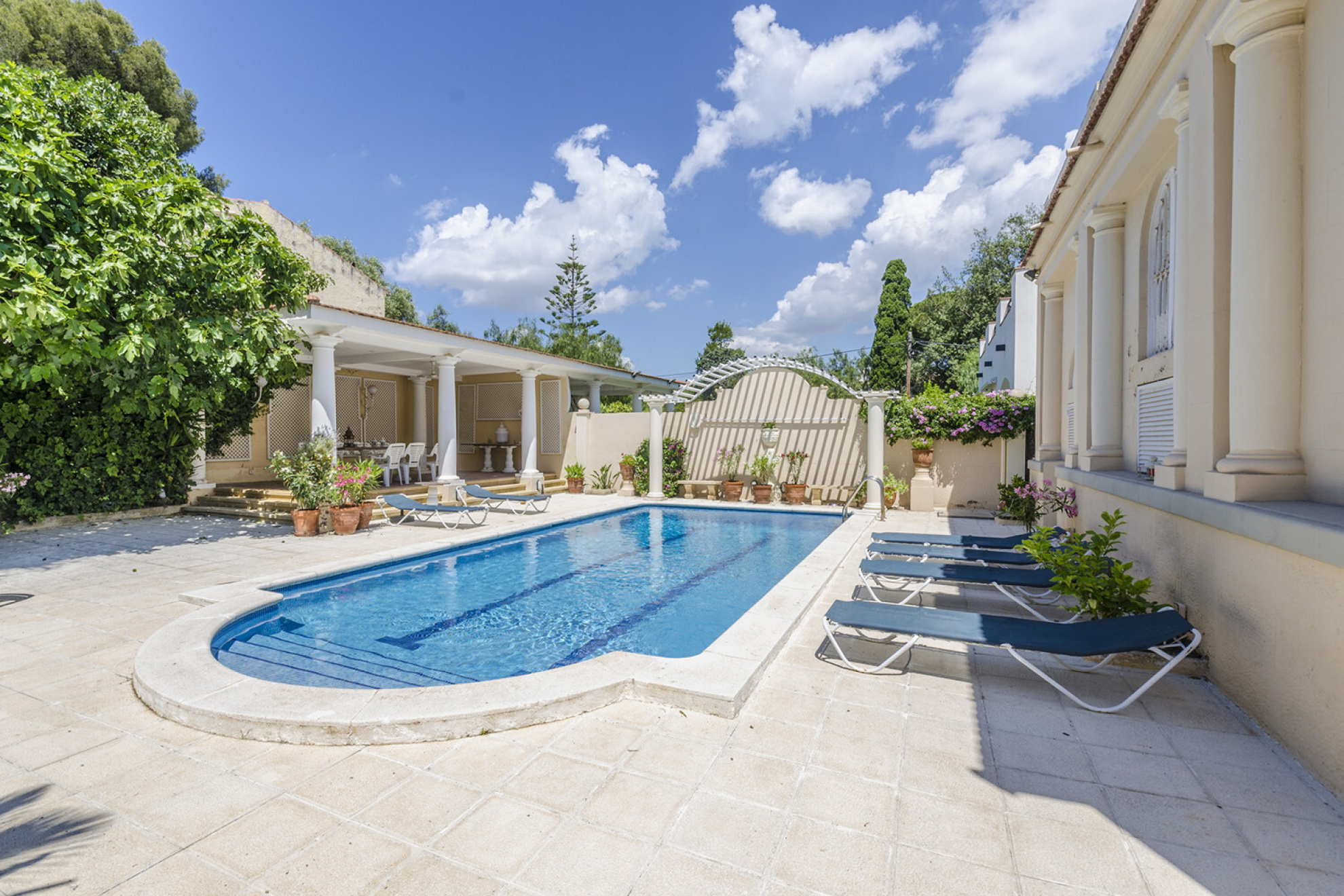  Elegant colonial style villa in Terramar, Sitges, in front of the sea. - 物件實景