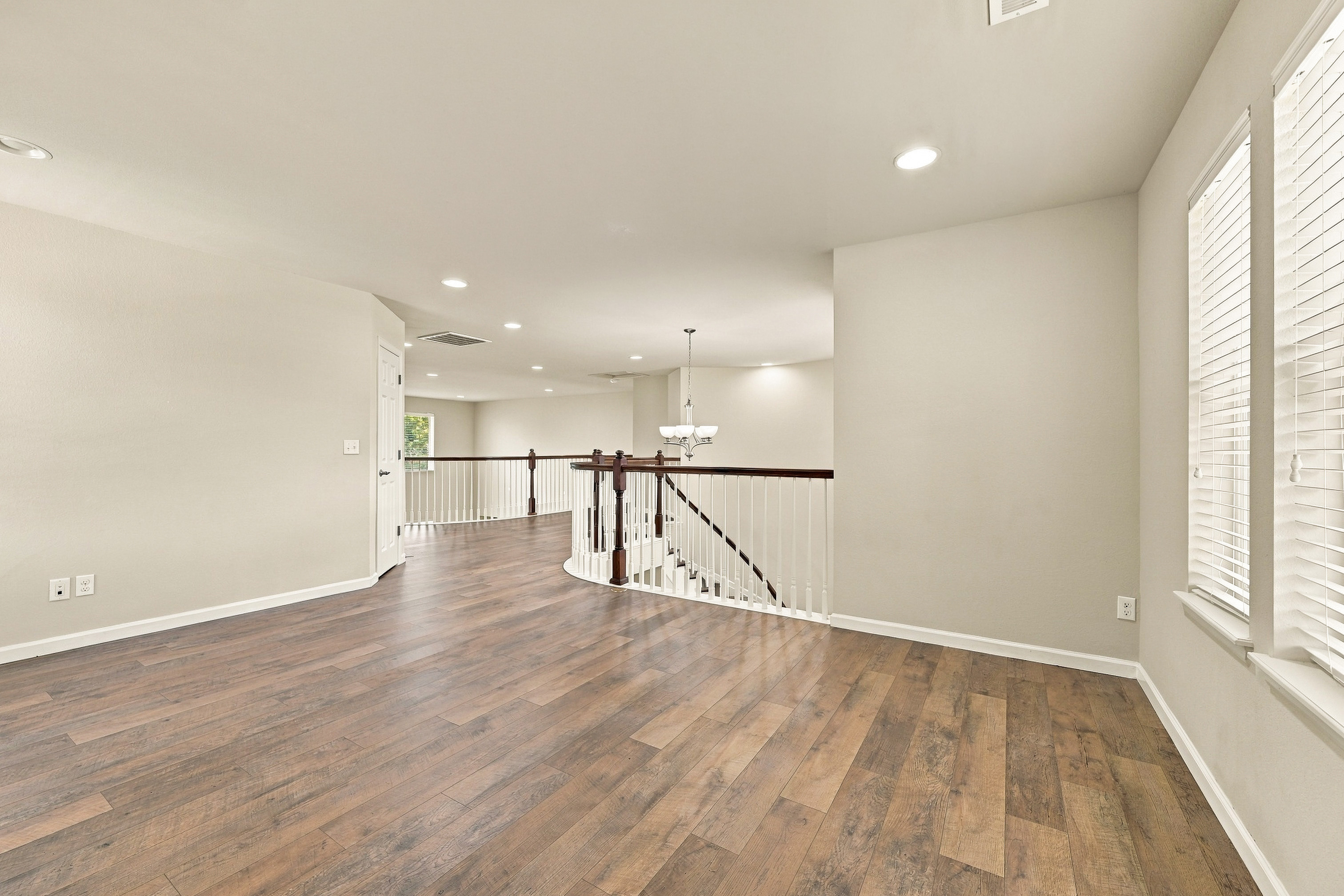  Soaring ceilings, expansive living spaces, abundant natural light - 物件實景