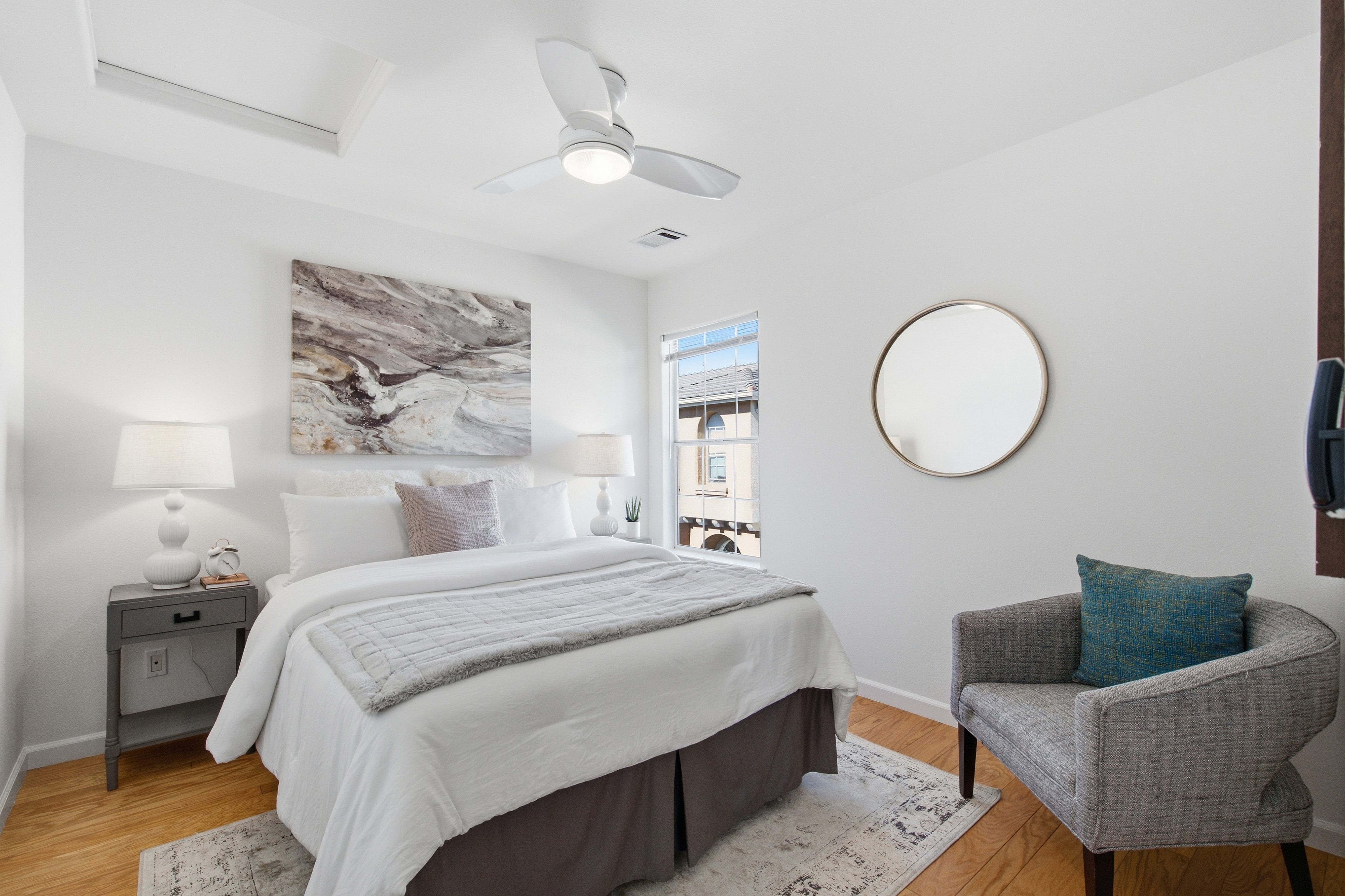  Beautifully Updated End-Unit with Reserve Views - 物件實景