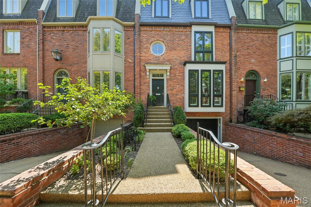 St Louis, Missouri, 63108, United States, 4 Bedrooms Bedrooms, ,5 BathroomsBathrooms,Residential,For Sale,1941664