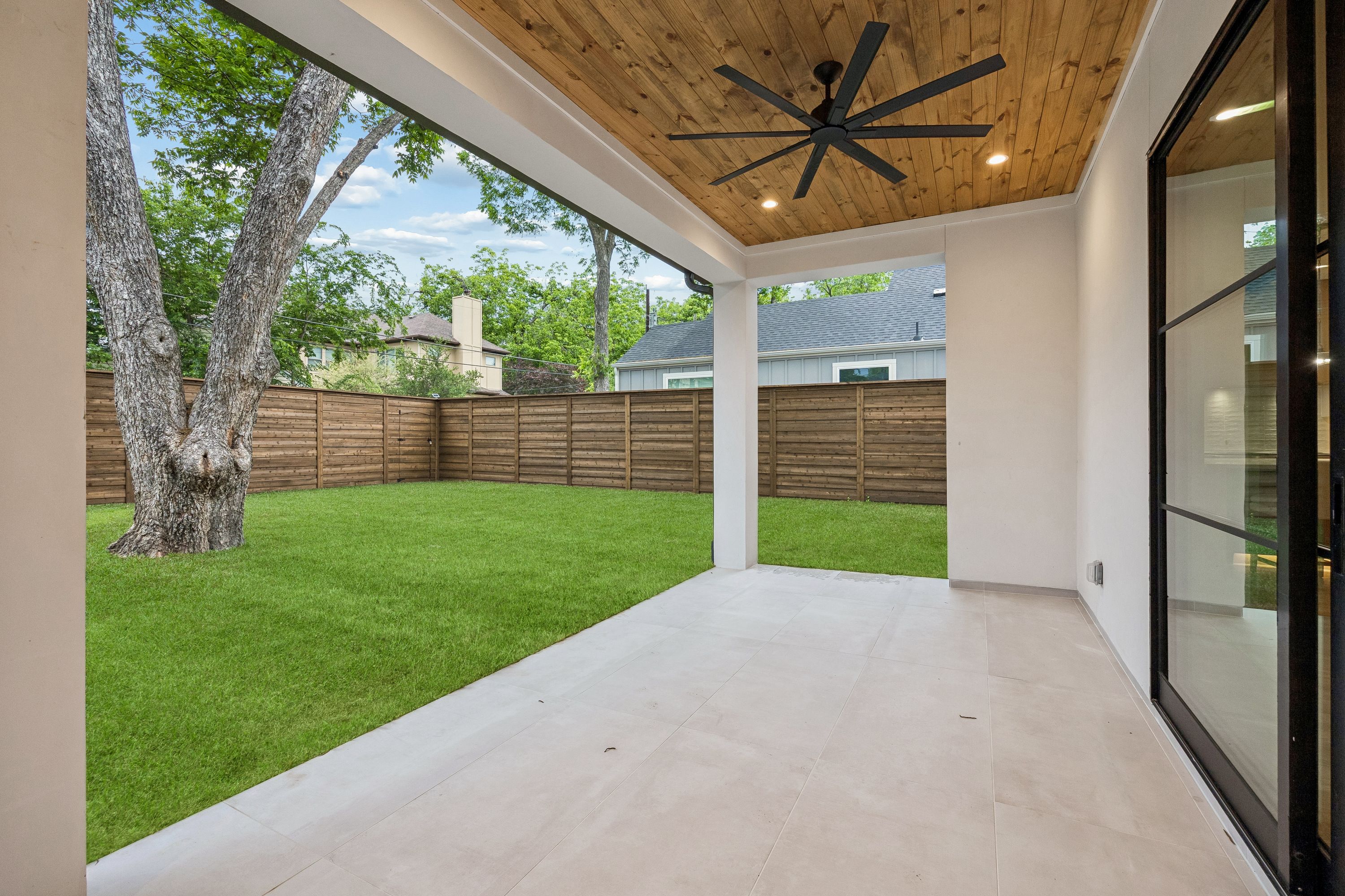  Luxurious East Dallas Home by Birchwood Custom Homes with Modern Elegance - 物件實景