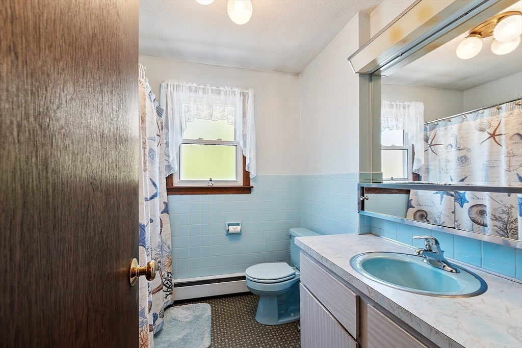 Gloucester, Massachusetts, 01930, United States, 4 Bedrooms Bedrooms, ,2 BathroomsBathrooms,Residential,For Sale,1992887