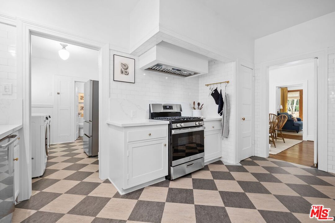 Los Angeles, California, 90004, United States, 5 Bedrooms Bedrooms, ,3 BathroomsBathrooms,Residential,For Sale,1940540