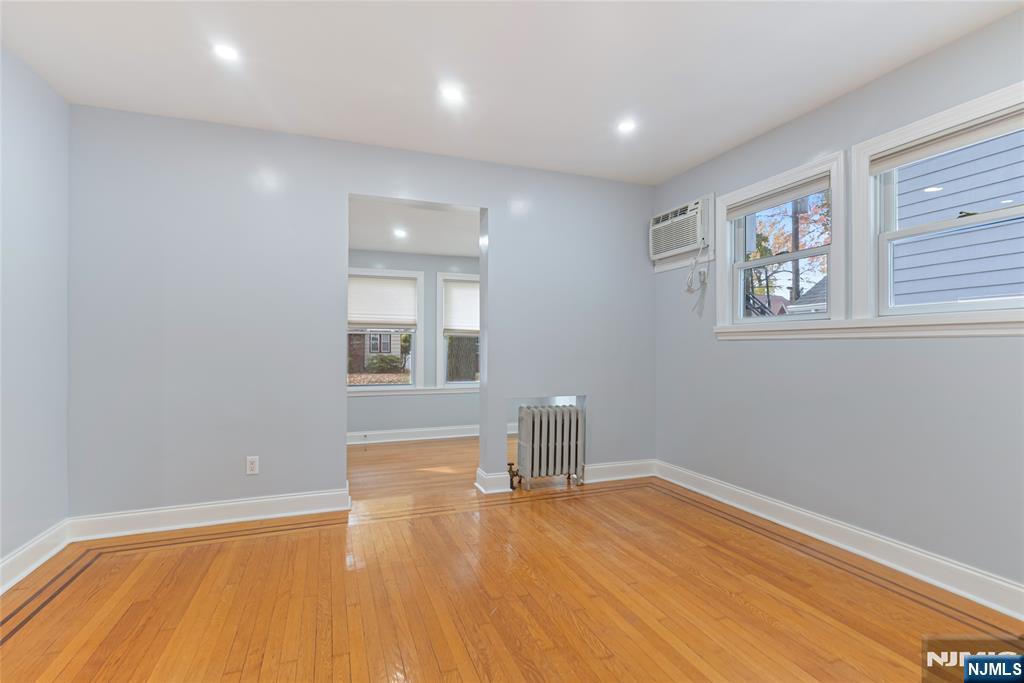 Teaneck, New Jersey, 07666, United States, 3 Bedrooms Bedrooms, ,2 BathroomsBathrooms,Residential,For Sale,1987513