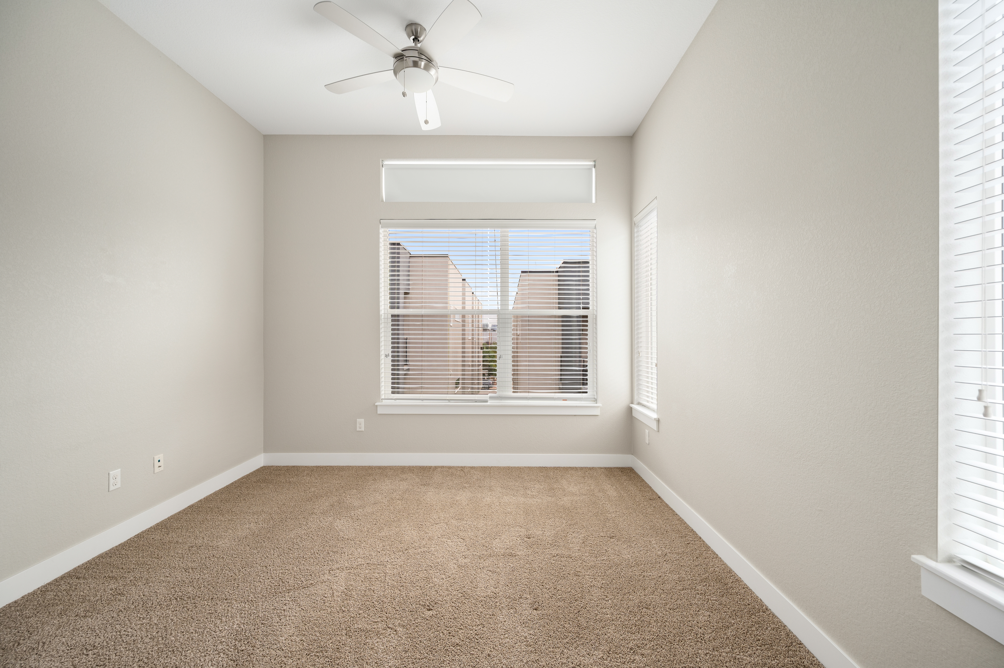  Beautifully Maintained Corner-Unit Townhome with Rooftop Views - 物件實景