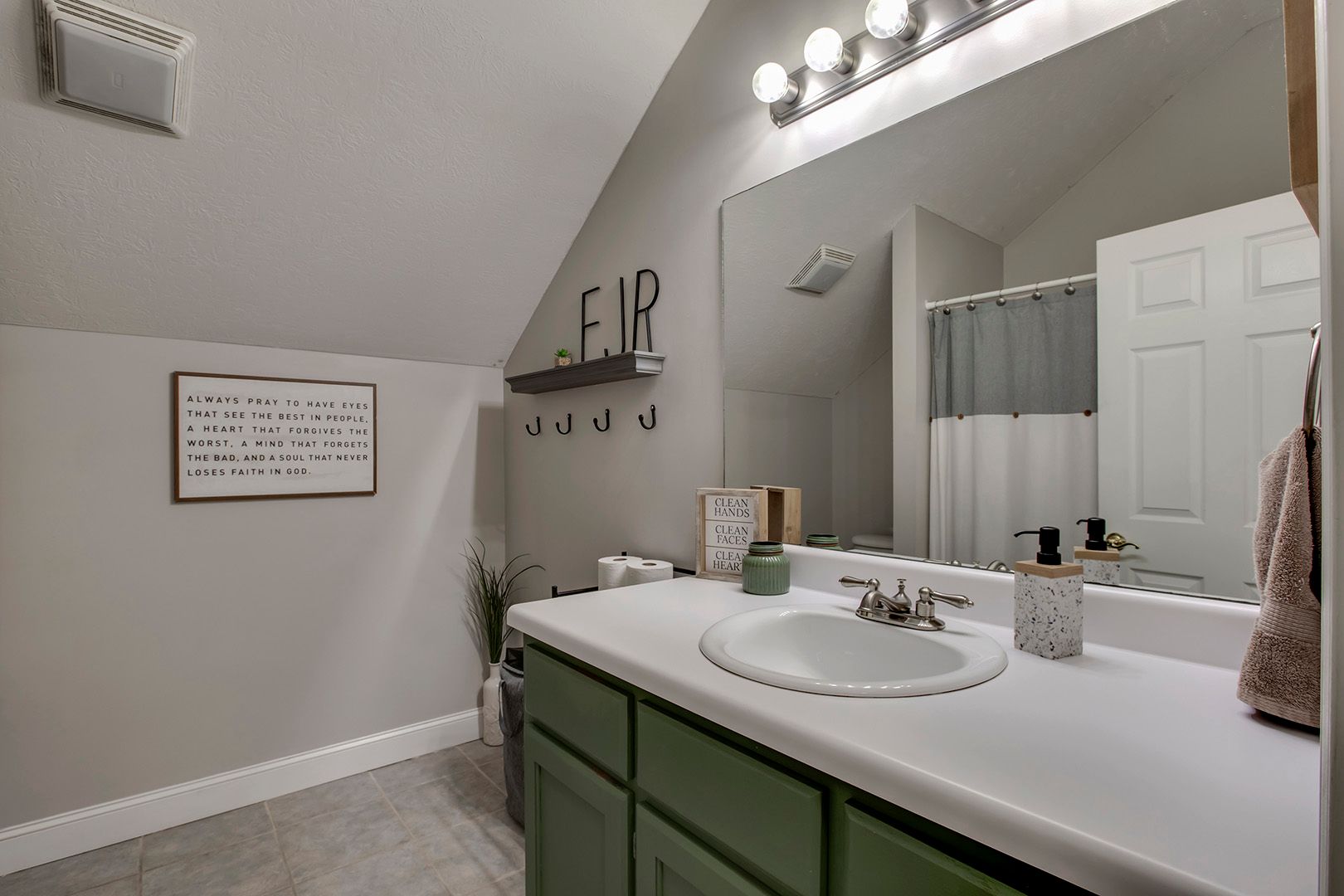 Kingston, Tennessee, 37763, United States, 5 Bedrooms Bedrooms, ,5 BathroomsBathrooms,Residential,For Sale,2011404