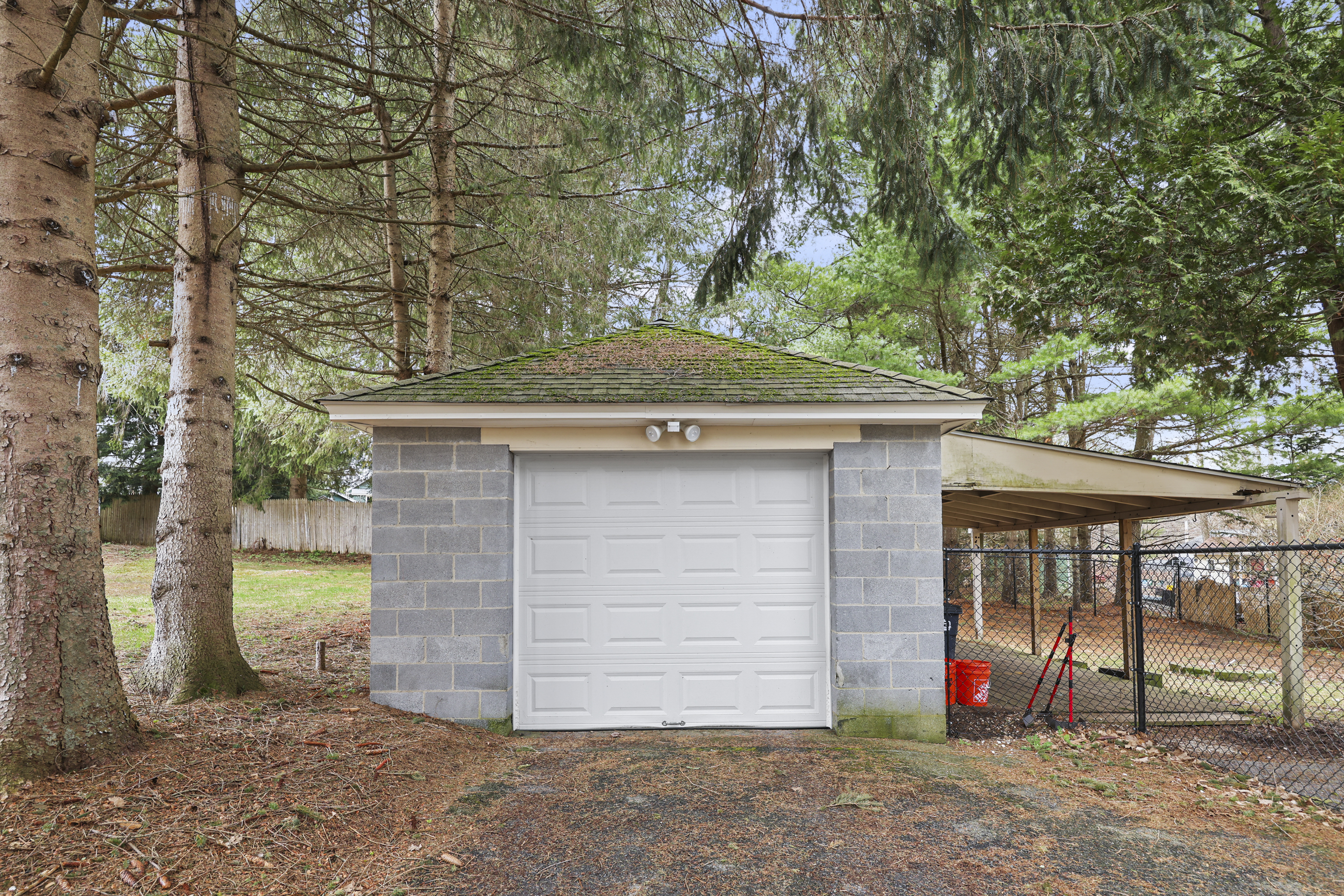  Sunlit, Well-Kept Home with Easy Flow and Quiet Setting - 物件實景