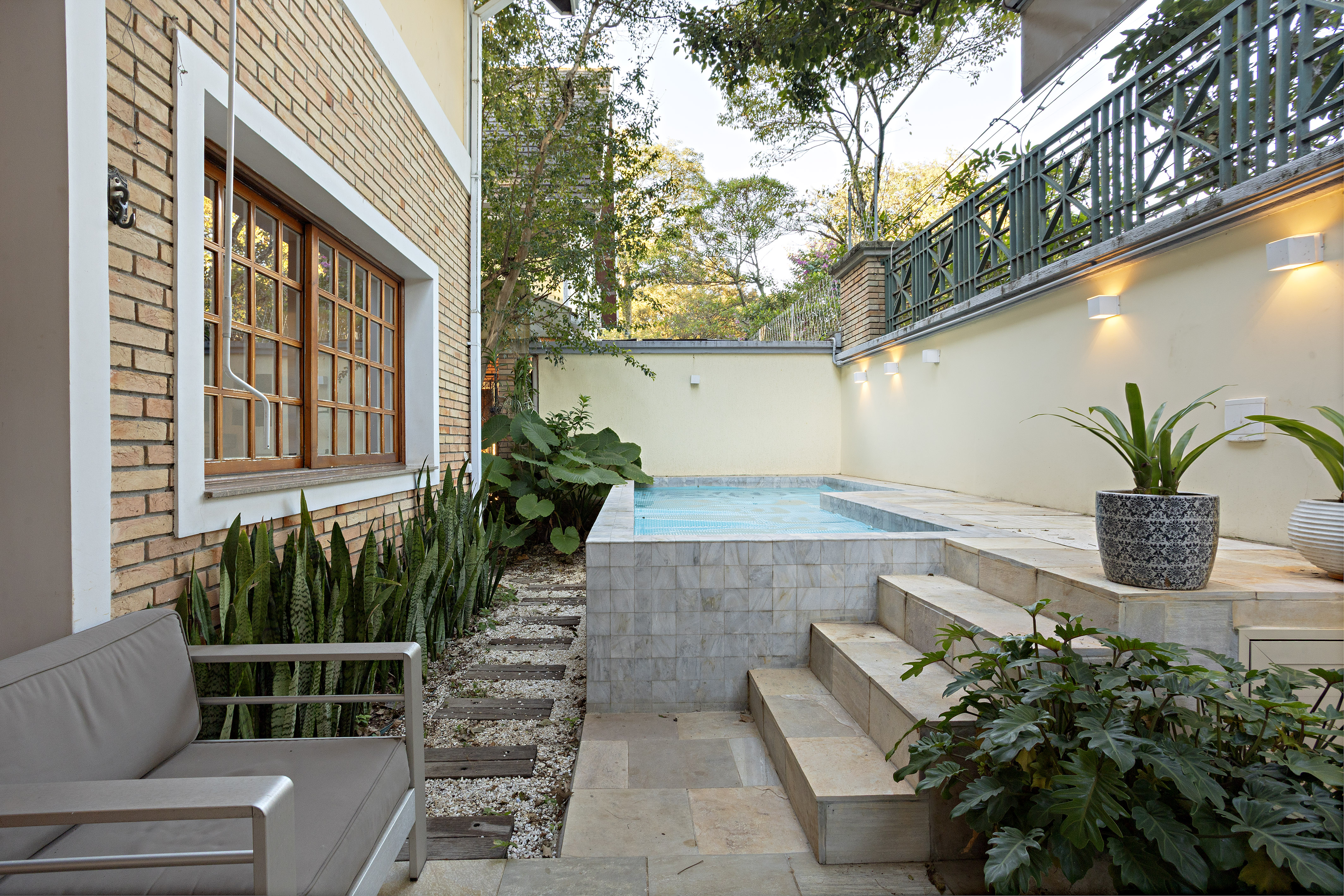  English-style residence surrounded by greenery in a gated condominium - 物件實景