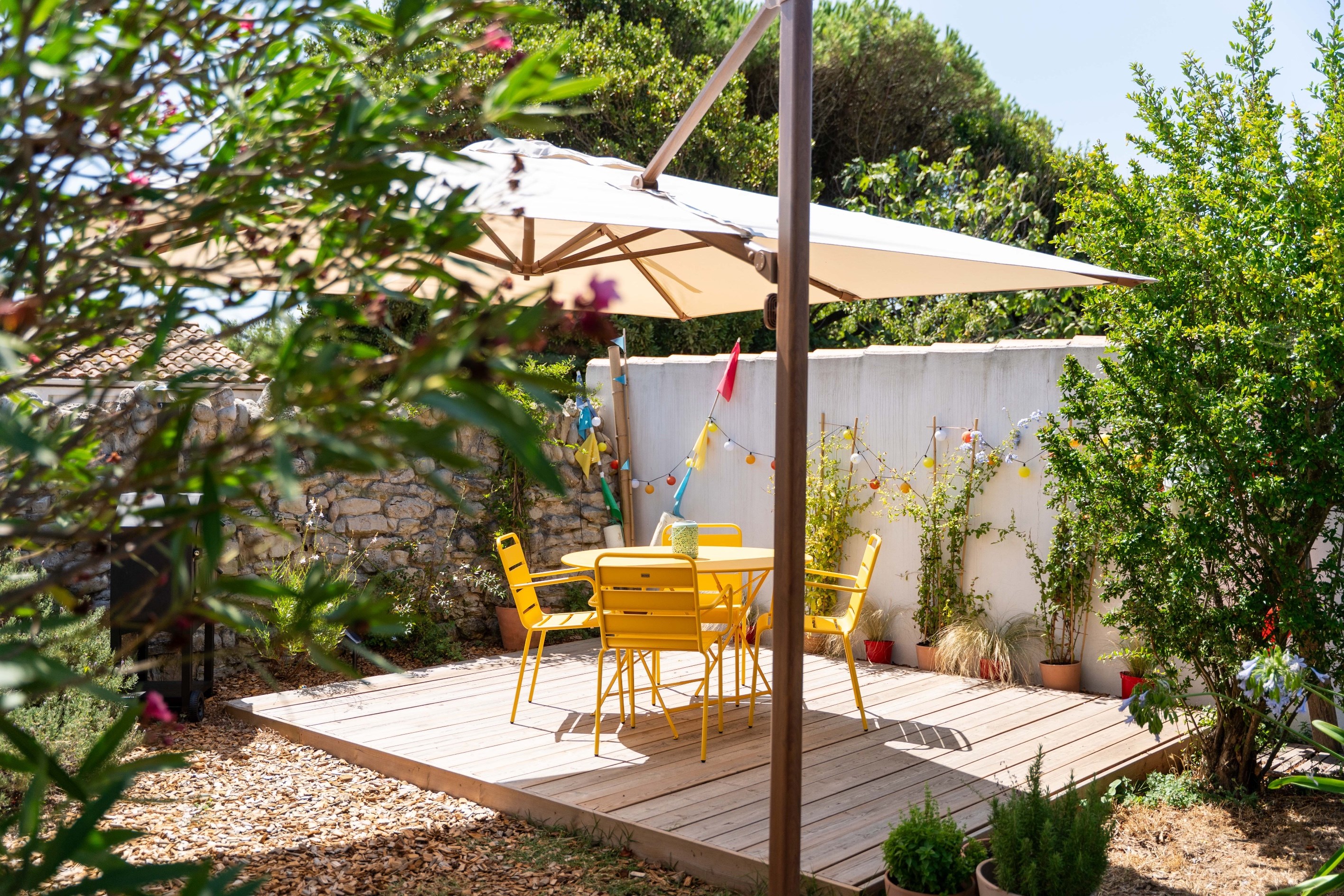  SMALL LONGERE IN THE HEART OF CHASSIRON VILLAGE St DENIS D