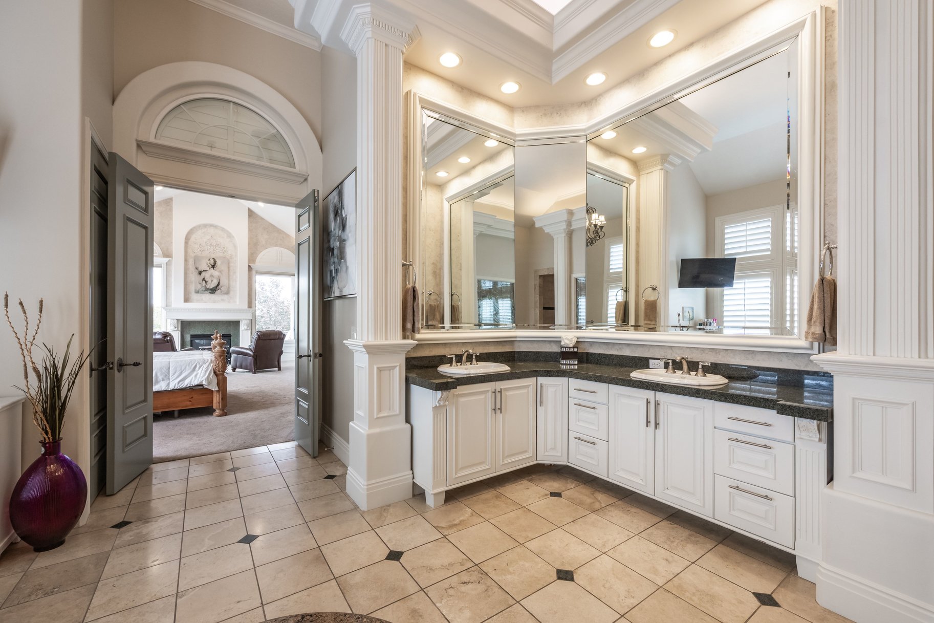  Stately Gated-Community Estate on Nearly Half an Acre: Vaulted Ceilings, Valley - 物件實景