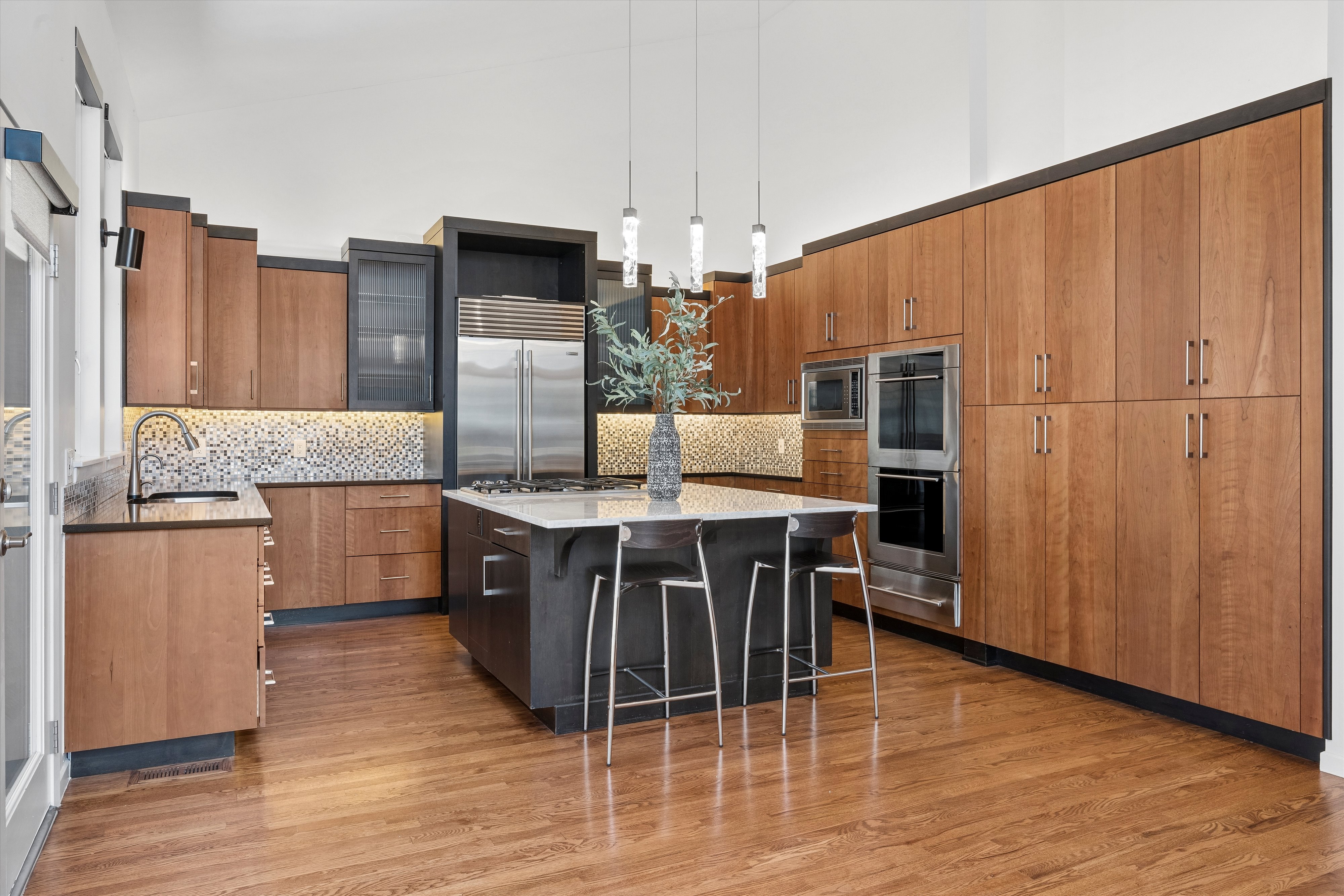 A Rare Offering: Five Bedrooms & Four Bathrooms Thoughtfully Designed Townhome - 物件實景