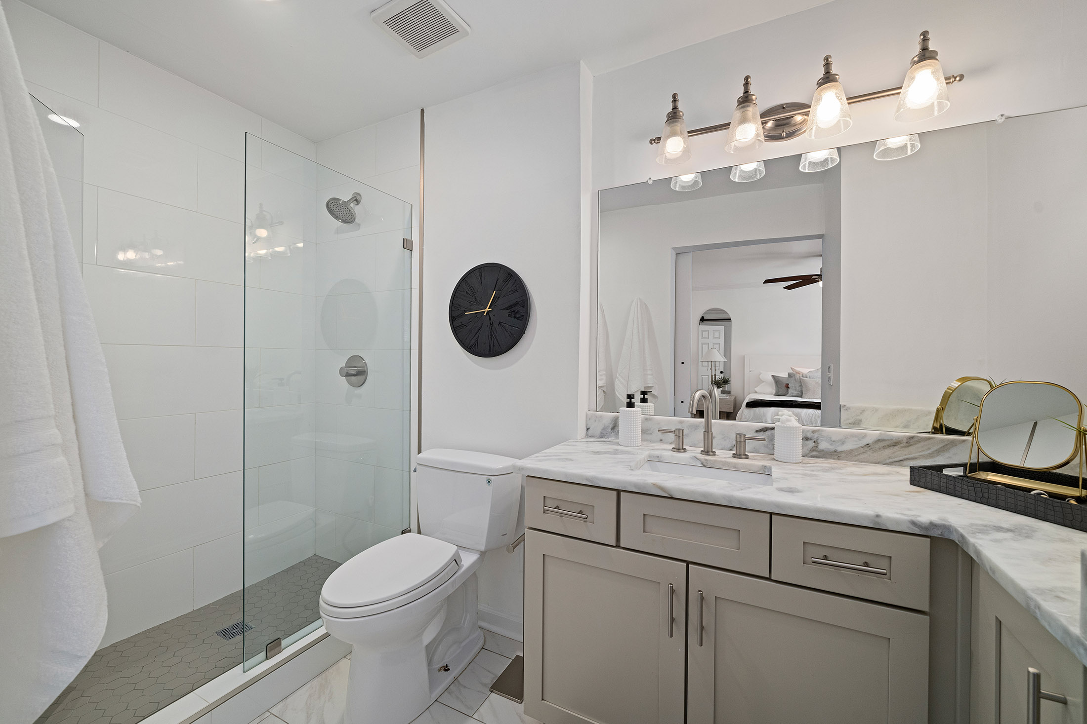  Stunning Turn-key Townhome Tucked Away in Desirable Woodbridge Crossing - 物件實景