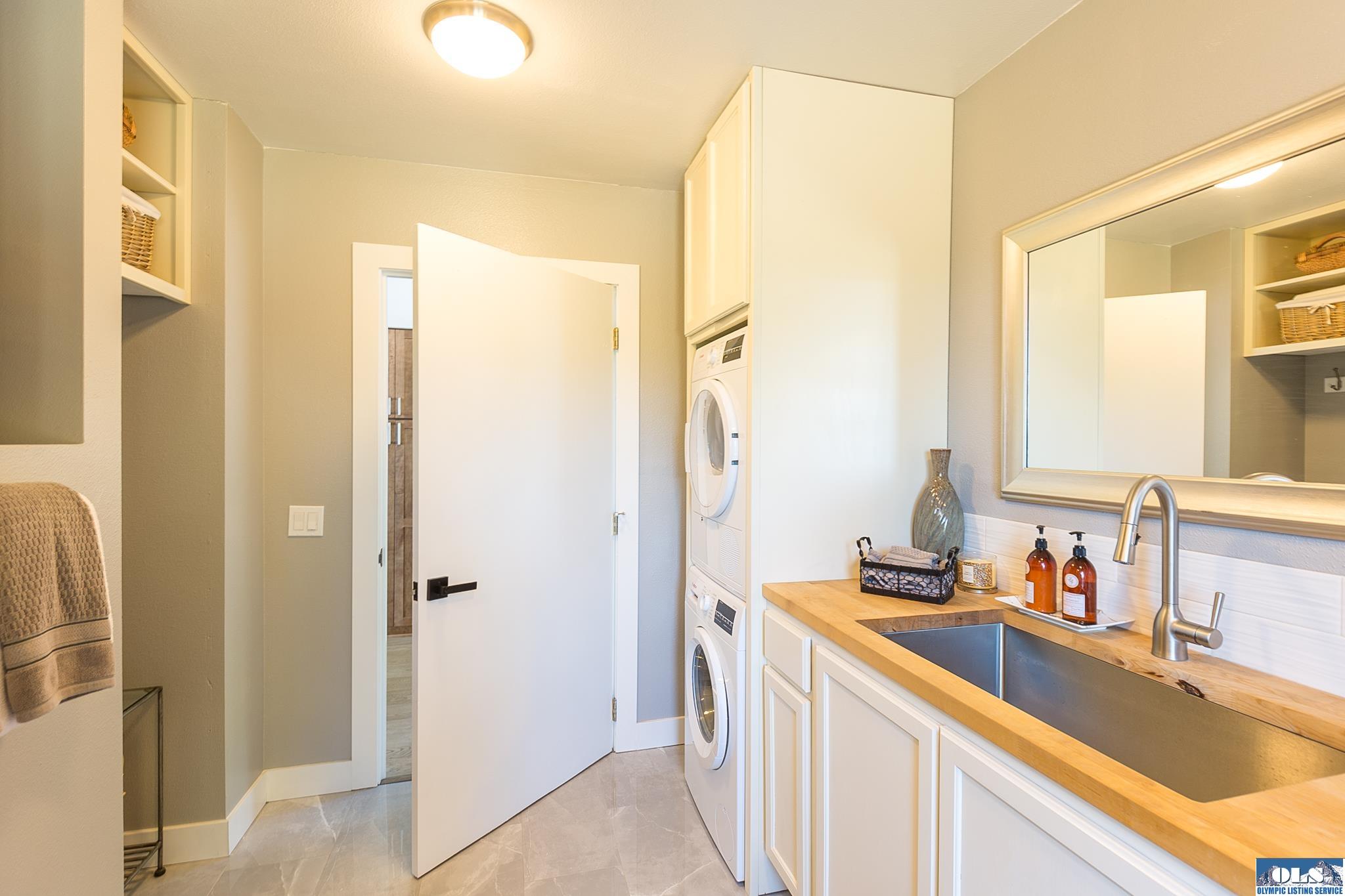 Port Angeles, Washington, 98363, United States, 4 Bedrooms Bedrooms, ,5 BathroomsBathrooms,Residential,For Sale,1905909