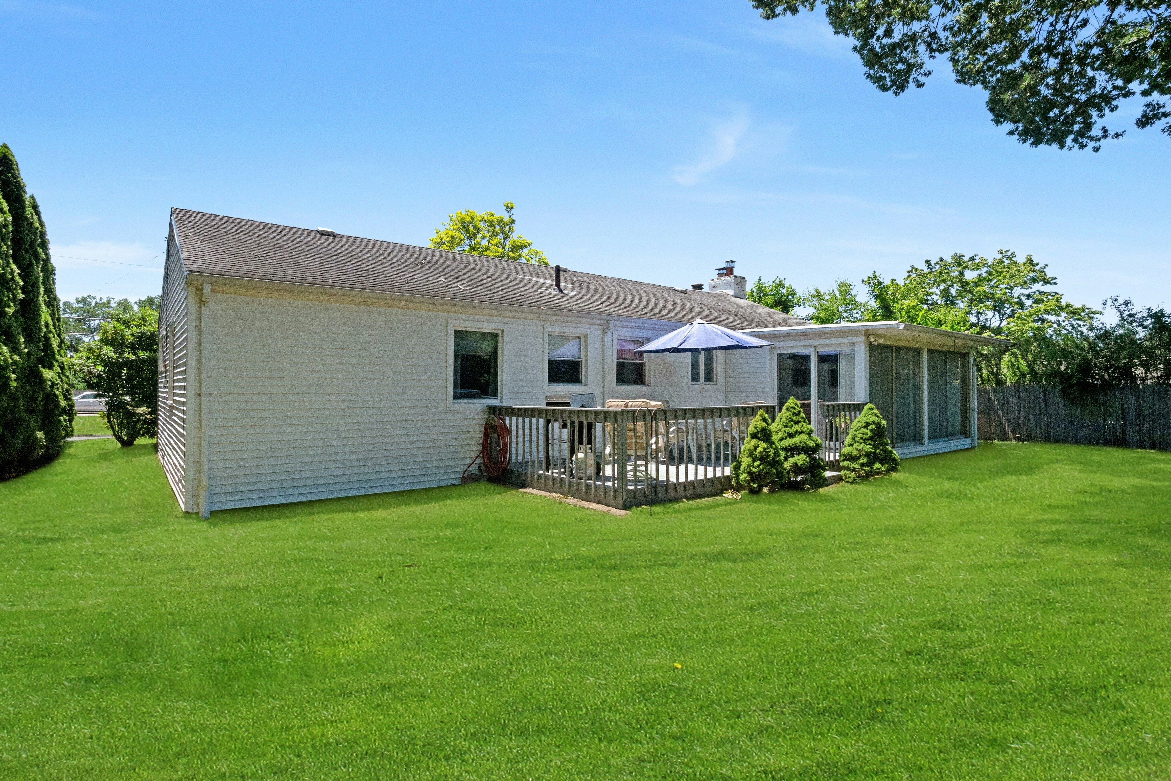  Charming three-bedroom, two bath ranch feels like home the moment you walk in - 物件實景