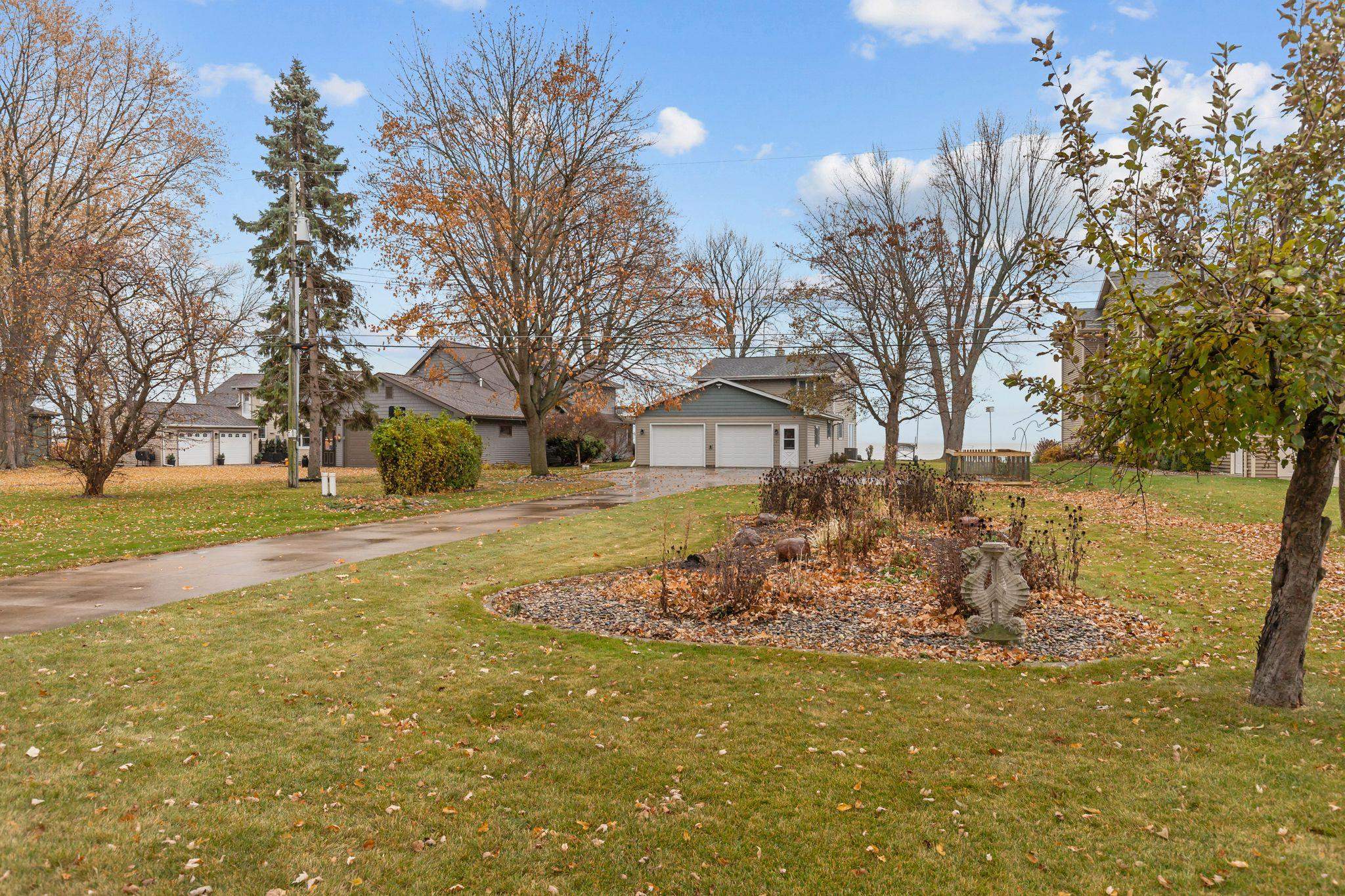 MENASHA, Wisconsin, 54942, United States, 4 Bedrooms Bedrooms, ,2 BathroomsBathrooms,Residential,For Sale,1996983