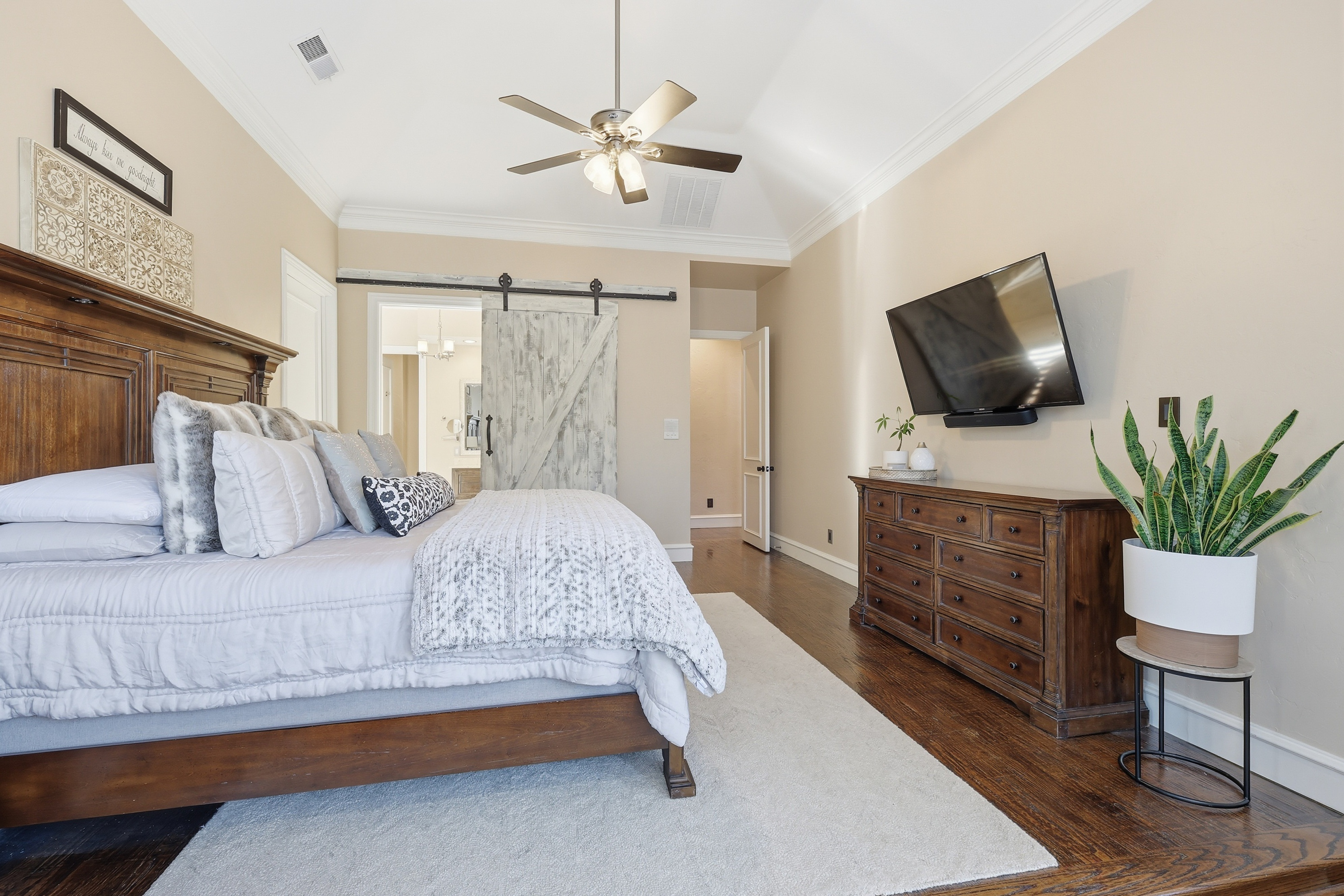  Resort-Style Estate Living on 1.9 Wooded Acres in Prestigious Shadow Wood Estate - 物件實景